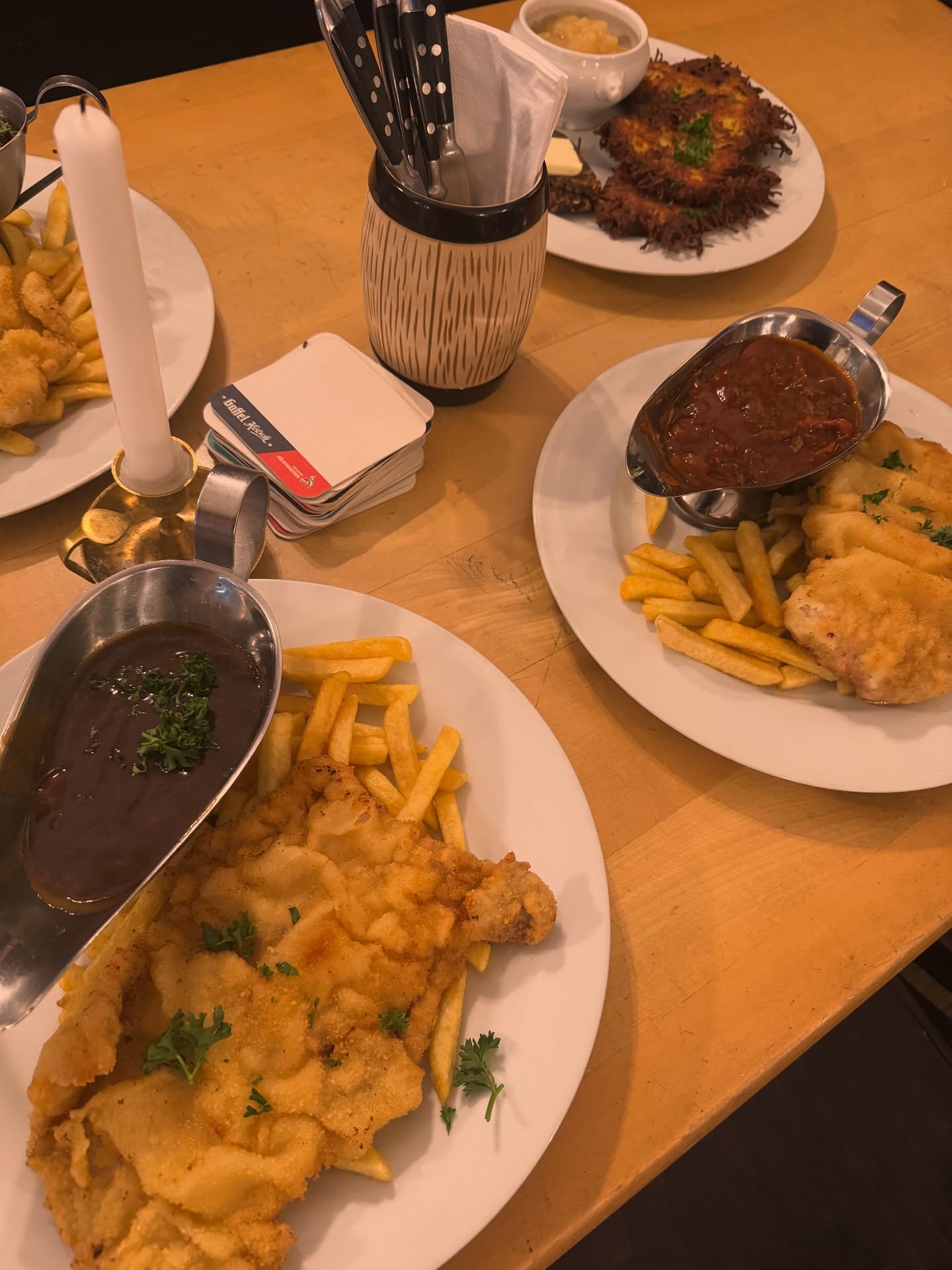 🍽️ Heute mal richtig deftig! 🤩
Knuspriges Schnitzel, goldbraune Pommes und dazu herzhafte Soßen – so schmeckt pure Gemütlichkeit. 🇩🇪✨
Und als Krönung noch knusprige Reibekuchen mit Apfelmus 😍 Wer kann da widerstehen?
👉 Essen, das Herz und Bauch glücklich macht! ❤️
#FoodLovers #SchnitzelLiebe #GermanFood #Foodstagram #ComfortFood #LeckerSchmecker
#bräuhaus #schnitzel #reibekuchen #köln #gaffel
