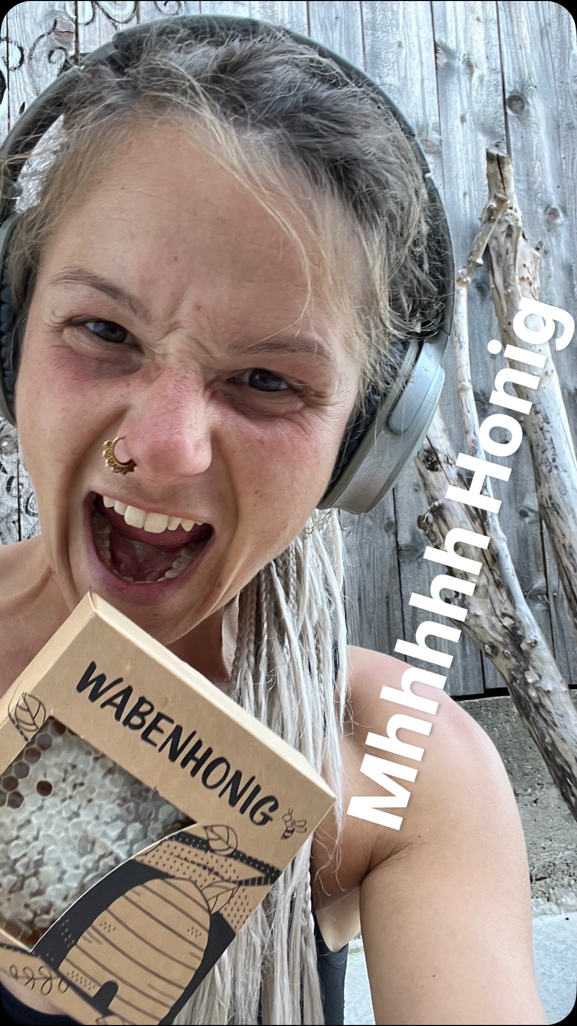 Heute geht’s mal ums Thema Honig, bzw. Imkerei…
Wenn man davon ausgeht dass es in den 60Jahren noch fast doppelt so viele Imker gab als heute ist Honig zum süßen natürlich ein ziemlicher Luxus geworden. Damals war Zucker im vergleich noch sehr teuer, heute ist es genau umgekehrt.
Spannend ist dass es aktuell einige Studien gibt die nach dem Zusammenhang aus reduziertem Honigkonsum und steigenden Pollenallergien forschen.
Die Imkerei ist ein wichtiger Teil der Landwirtschaft und sorgt gerade bei uns Obst und Gemüsebauern für reichlich Ernte.
Es gibt wenig so arbeitsintensive Bereiche der Landwirtschaft wie die Imkerei.
Darum kauft direkt in der Region. Dabei ist es in dem Fall nicht so wichtig ob Bio oder nicht. Es gibt schon so tolle Ansätze und Lösungen um Giftfrei zu arbeiten wie zum Beispiel die Hyperthermie. Aber fragt einfach den Imker eures Vertrauens wie die das machen.
Den wirklichen Unterschied macht dann nur das einfüttern von Zucker im Winter. Und die Frage die nur ihr selber euch stellen könnt wie viel seid ihr bereit dafür auszugeben. Aber da informiert euch am besten auch bei eurem Imker welchen Zucker diese verwenden.
Auf jeden Fall, bevor ihr Honig von irgendwo nehmt, fördert doch diese wunderschöne Arbeit
Bis dahin, Bussi Baba
#honig #bienen #carnica #imkerei #imker #flüssigesgold #permakultur #passau #landkreispassau #regional #farmlife #bauernhof #vielfalt #gesund #wabenhonig #cremehonig #waldhonig #lindenhonig #schwarm #morethanhoney #bestäuben #nützling #honey #passion #esstmehrhonig