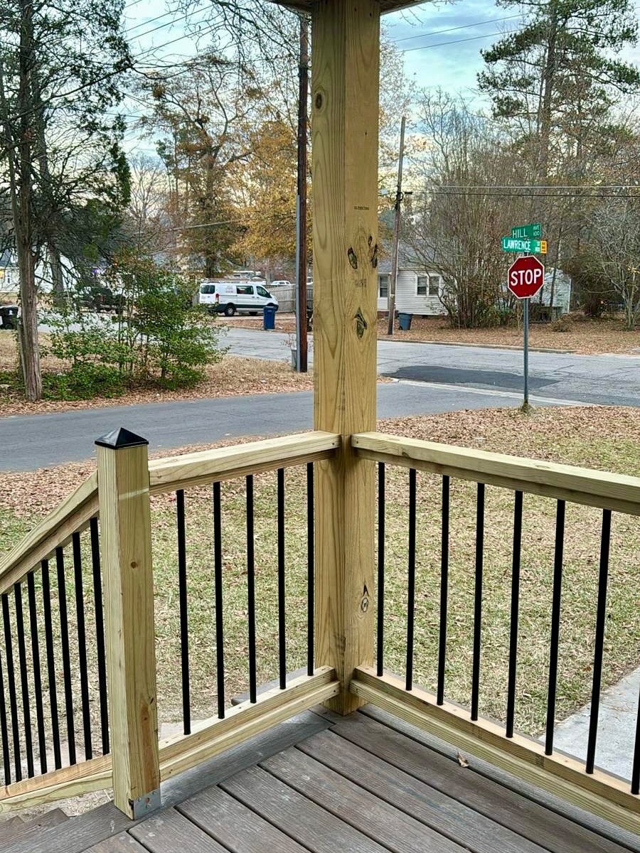 New railings! ๐จ๐ค #railings #aluminum #frontporch #construction