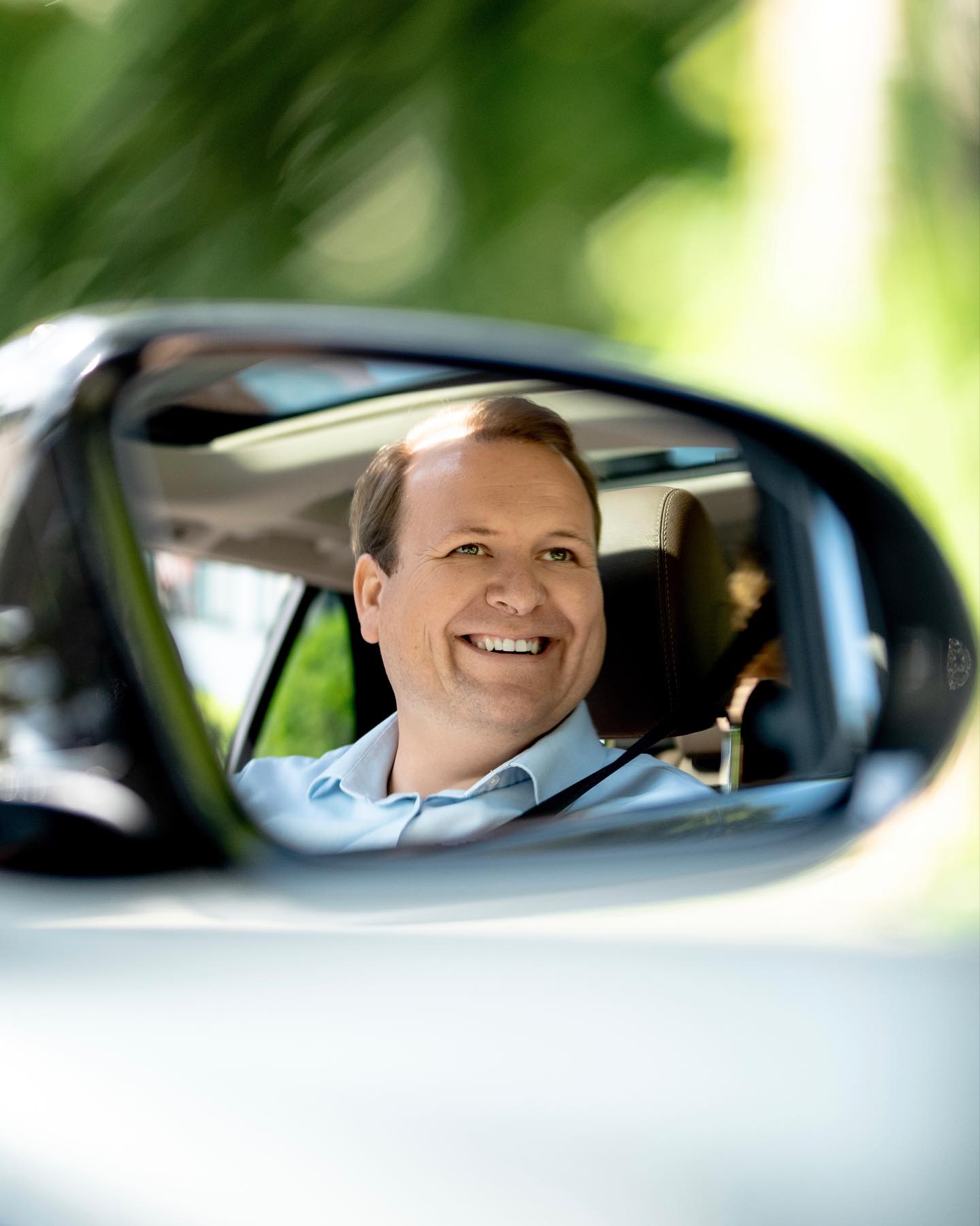 Zeit nach vorne zu schauen!
In der zurückliegenden Woche wurde ich nach der Wahl häufig gefragt, wie es mir geht und ob ich sehr enttäuscht bin.
Darauf kann ich eindeutig antworten: Es geht mir sehr gut, ich bin motivierter denn je und keineswegs enttäuscht! Der Wahlkampf hat Spaß gemacht, unser Team hat Zusammenhalt gezeigt und wir sind geschlossener denn je! Das Privileg unserer Demokratie ist es, die Wahl zu haben und diese habe ich mit meiner Kandidatur geboten. Am Ergebnis gibt es nichts zu diskutieren und ich und freue mich besonders über die Unterstützung und den Rückhalt, der mir zuteil wurde.
Gemeinsam mit der CDU haben wir - anders als SPD, Grüne und FDP, die zum Teil deutlich Prozente verloren haben - unser Ergebnis im Rat der Stadt Vlotho verbessern können. Ich habe in meinem Ratswahlkreis das Direktmandat errungen (was seit 1999 niemandem von der CDU gelungen ist - zu den Wahlen vorher habe ich im Internet nichts zu den einzelnen Wahlkreisen gefunden) und schaue nun optimistisch in die Zukunft!
Vergangene Woche wurde ich einstimmig zum neuen Vorsitzenden der CDU-Ratsfraktion gewählt und werde mich an mein Versprechen halten: Wir werden eine konstruktive und zugleich kritische Opposition sein, die Missstände anspricht und wir werden uns in unserem Handeln an unserem Wahlprogramm orientieren!
Die neue CDU-Ratsfraktion hat sich von neun auf zwölf Ratsmandate vergrößert, breit aufgestellt und deutlich verjüngt. Ich danke meinem Vorgänger Klaus Wehr für die geleistete Arbeit der zurückliegenden Jahre und freue mich über seinen Rat als mein 1. Stellvertreter. Mit der Wahl von @pfaffroger zu meinem 2. Stellvertreter hat die neue Fraktion zudem ein deutliches Zeichen in Richtung werteorientierter, zielgerichteter und sachbezogener Politik gesetzt.
Ich freue mich auf den Weg der vor uns liegt und werde mit den Kolleginnen und Kollegen meiner Fraktion für unsere Werte und Überzeugung einstehen! Gemeinsam sind wir noch immer der Überzeugung #vlothokannmehr