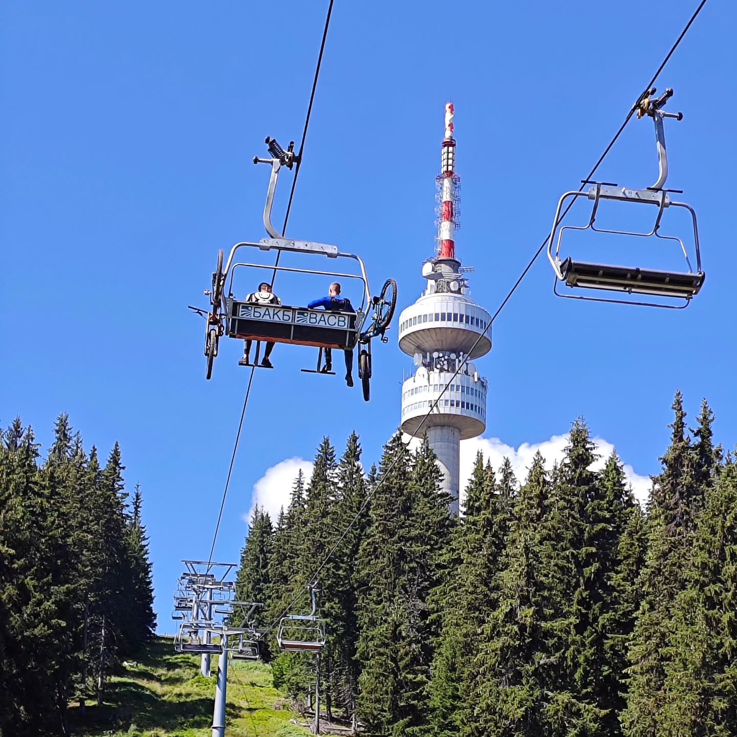Последни дни от лятото и сезона в Пампорово! ⏳🍁🍂
Напомняме, че велопарка ще работи до 23 септември и ви очаква за финални спускания по трасетата в следващите няколко дни! 🚵
#pamporovo #bikepark #seasonclosing #veloparkpamporovo #mtb #downhill #enduro #allmountain #bike #rodopi #mountain #bulgaria #pamporovomtbzone