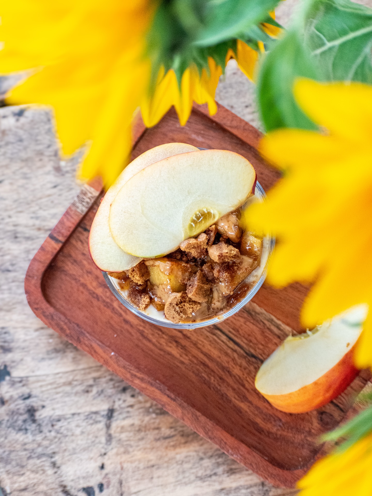 ✨ La gourmandise en version verrine ✨
Un mélange réconfortant et croquant pour accueillir l’automne comme il se doit 🍂
Ce petit dessert express sera ravir vos papilles.
Pour le réaliser
🥄 notre yaourt onctueux saveur pomme-caramel @biochampslaiterie
🍎 Des pommes fondantes cuites à la casserole avec de à la cannelle et un filet d’eau.
🍪 Des éclats de spéculoos croustillants dans le fond du verre et sur le dessus avec les pommes fondantes
🍁 un filet de sirop d’érable sur le tout !
Le résultat ? Une verrine qui réchauffe le cœur autant que les papilles ❤️
À partager en famille, à savourer en solo… et à refaire sans modération ! 🧡
#biochampslaiterie #pommecaramel #laiterieartisanale #ariege #gourmandise #verrine #recettedautomne #pommecannelle #speculoos #faitmaison #foodlover #healthypleasure