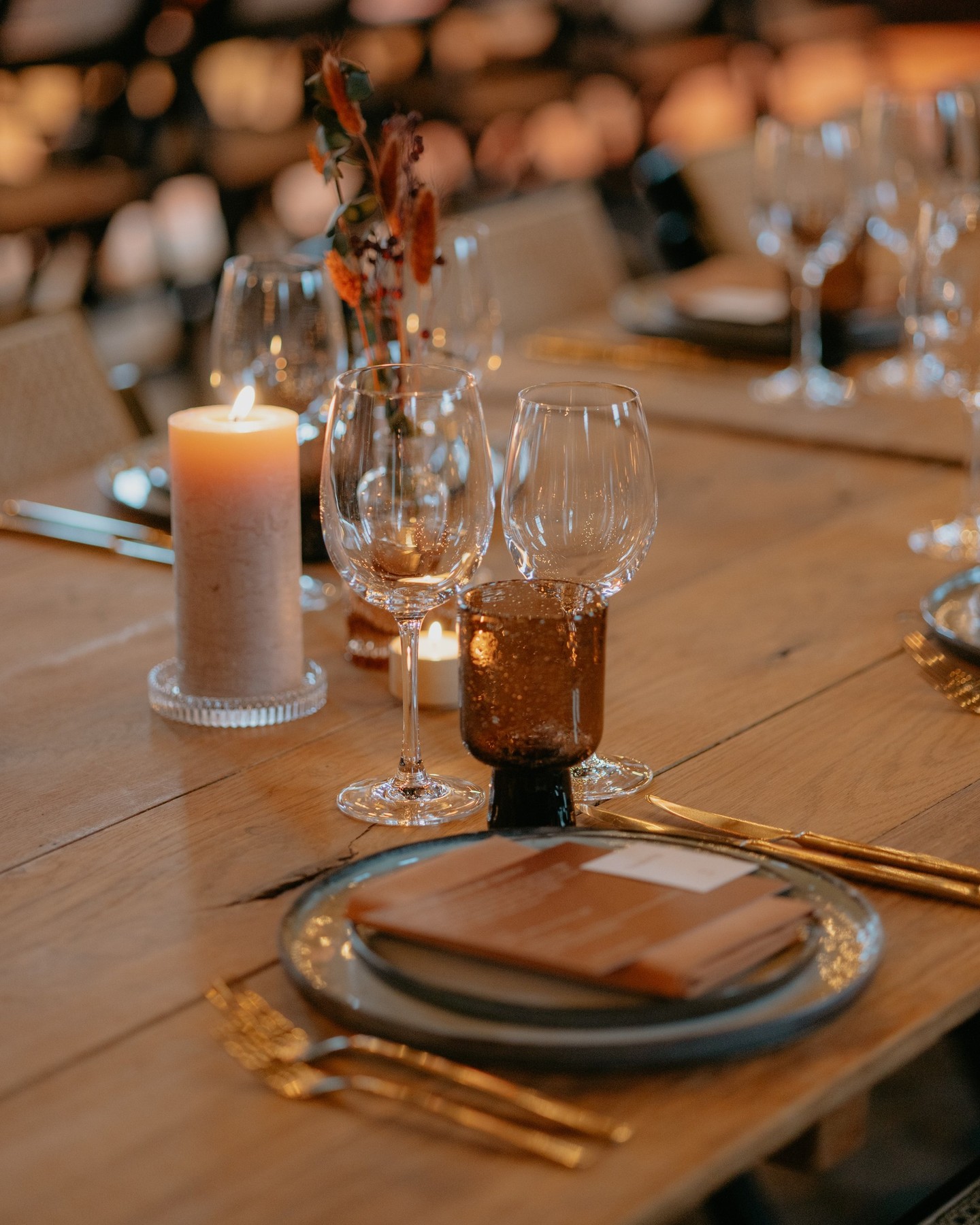 Hello autumn 🍁
Voor het huwelijk van E&S haalden we de herfst naar binnen. Vallende blaadjes, zachte dekentjes en een knisperend haardvuur vertaald naar de styling op tafel.
Beeld : @picturesbyloremattens
Locatie : @kapelvanmerksplas