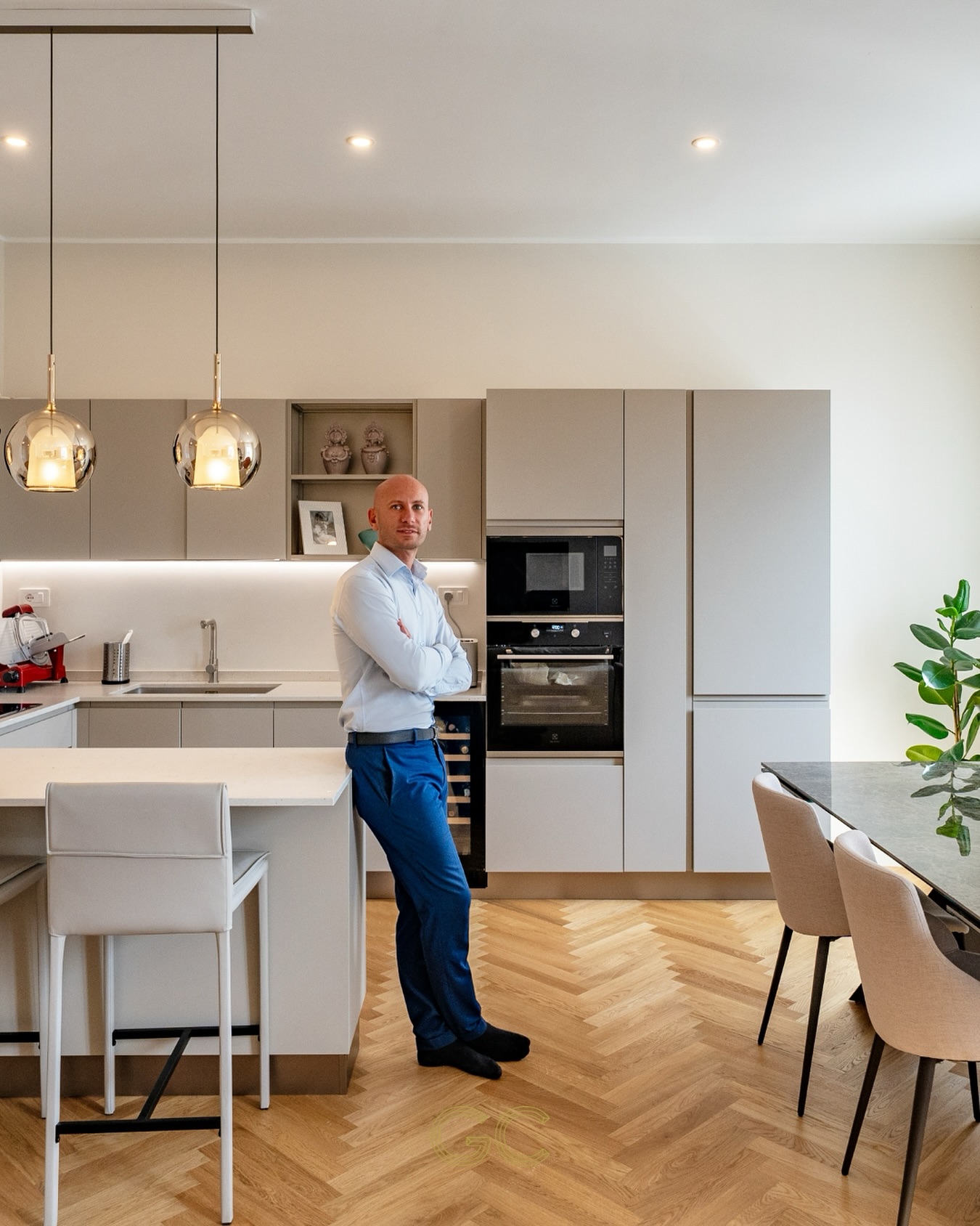 Dopo 5 anni di sacrifici, sfide e tanta determinazione, siamo pronti ad aprire un nuovo capitolo: ampliamento, nuovi progetti e presto un nuovo spazio tutto nostro.
Non è stato facile fare impresa, ma i sogni, se li insegui fino in fondo, diventano realtà.
Grazie al nostro team e alla fiducia di chi ci ha scelto, oggi possiamo dire che ne è valsa la pena.
Pronti a scoprire con noi le prossime novità?
-
@chiocca.design
-
#design#architetturainterni#internidesign#designinterni#arredointerni#interiordesigner#interiordesignphotography#interiordesignstudio