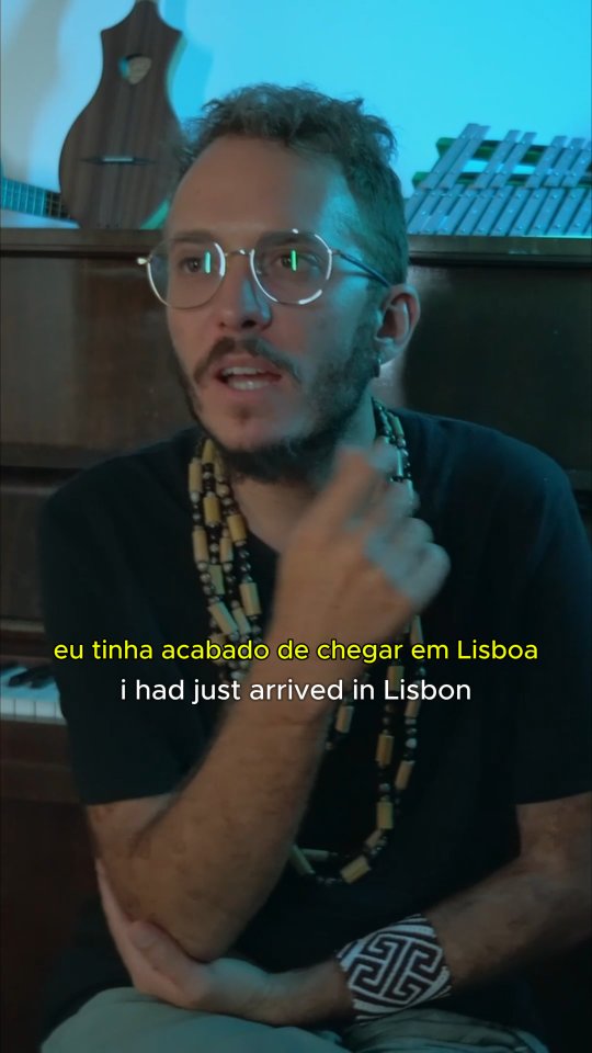 #FaixaAFaixa - @luizga.music fala sobre a canção "passando portas":
"foi a primeira canção que escrevi quando cheguei em lisboa, em 2010. era minha primeira viagem internacional e eu estava totalmente embriagado pela experiência , e apaixonado pela cidade, pela poesia que sentia na expressão da língua daquelas pessoas, estranha e familiar. da vontade de expressar esse sentimento numa composição, nasceu, no miradouro da graça, essa música: peguei o violão e toquei o riff inicial, logo veio a letra inteira, do início ao fim, num caderninho, e assim ficou. é a canção que dá nome ao meu primeiro álbum solo."
***
#TrackbyTrack - LuiGa talks about the song "passando portas":
"It was the first song i wrote when i arrived at Lisboa, in 2010. It was my first international trip, and i was fully drunk by the experience, and in love with the city, by the poetry i was felling in the language expression of those people, strange yet familiar. The will to express this feeling in a composition, was born, at Miradouro da Graça, this song. I grabbed my guitar and played the initial riff, then all the lyrics came, from the start to the end, in a notebook, and thats it. It's the song that gives my first solo album its name."
