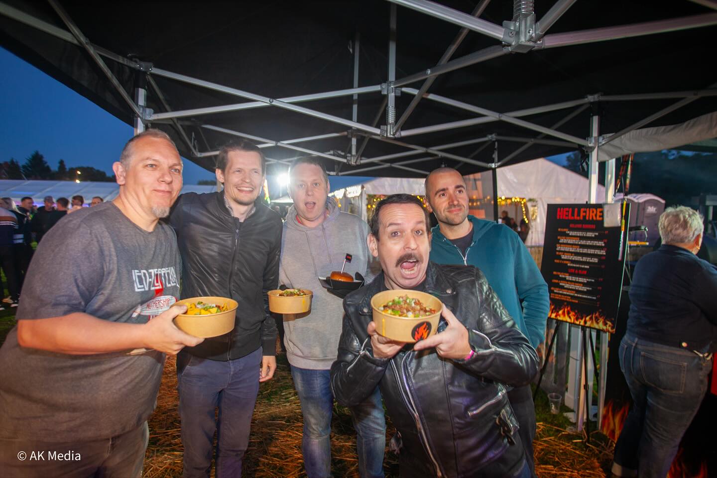 Form bbq to stage - @hellfirebbqco feeding the great acts at @bigbash_highwycombe at the weekend
@supersonic.queen.tribute rocked the place 🎸🎶🔥
#bbq #queen #festivevibes #photofun #bigbash25.
