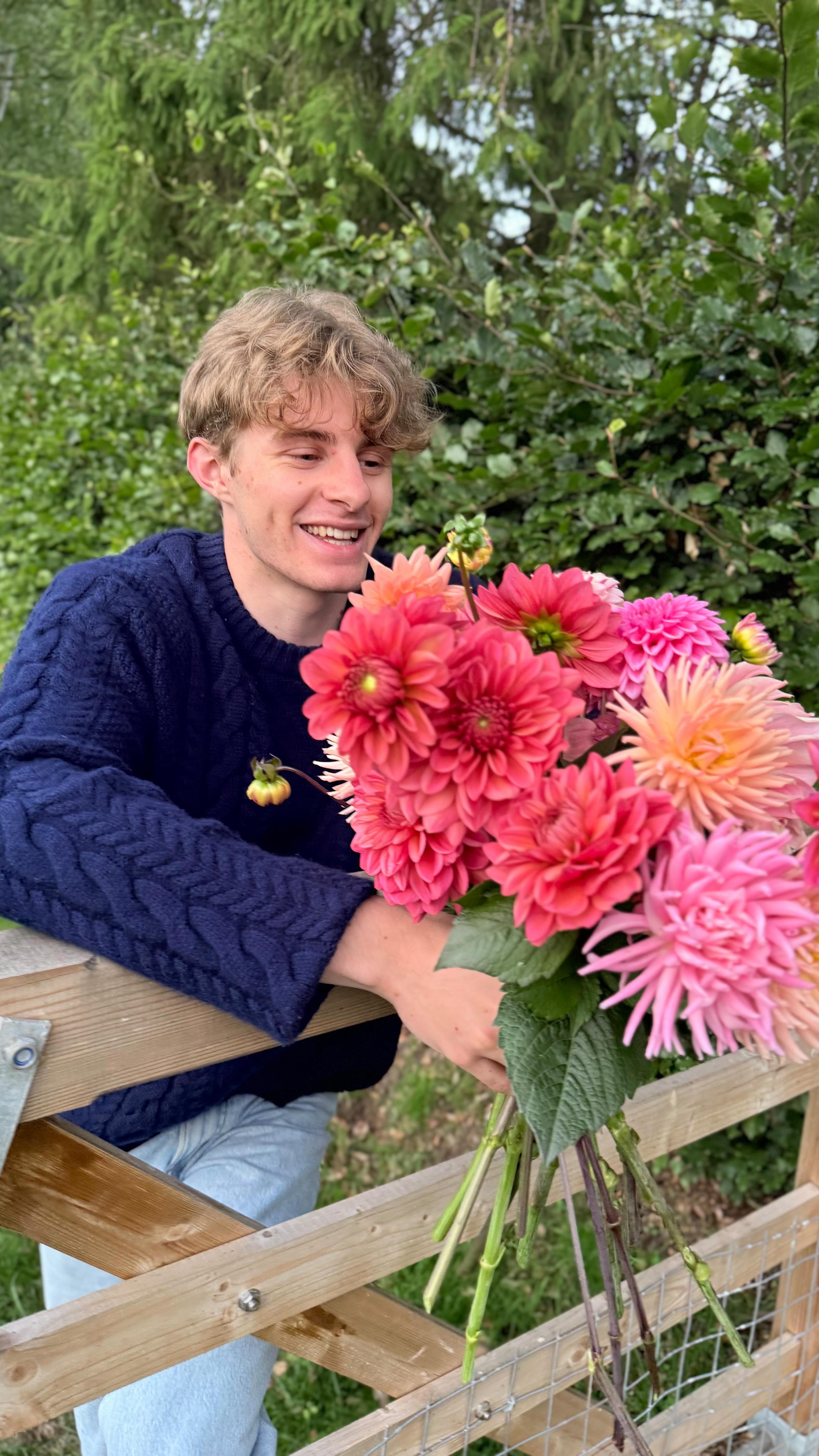 Gate House Florals is definitely a family business. Each summer and end of term , my best farm hand ( son number 2 ) comes home and he’s a very hands on flower farm hand usually digging, cutting doing deliveries of bouquets and taking photos of the flowers ( all the good ones) It’s been good fun as he has tried his hand at spiral hand tied too. But now it’s the end of September and back to university … until he’s back home again at the end of term - errr just in time to help plant the 1000 spring bulbs I’ve ordered! 😉😁