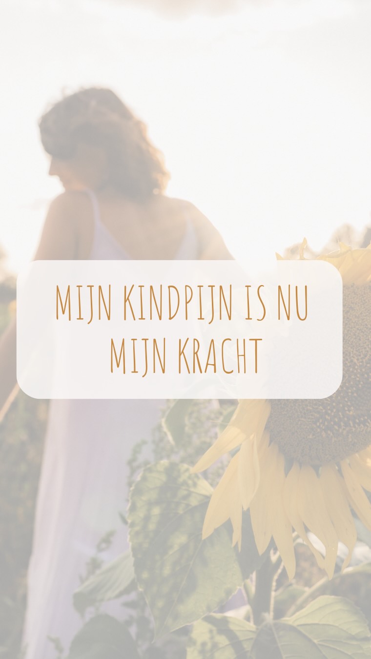 ✨ Ik transformeerde mijn kindpijn tot mijn grootste kracht ✨
Als enige dochter van twee hardwerkende zelfstandige ouders leerde ik al vroeg mijn emoties weg te stoppen en te pleasen om de sfeer aangenaam te houden. Ik cijferde mezelf weg en voelde feilloos aan wat er nodig was, waardoor ik m’n gedrag aanpaste aan de situatie. Daarbij verloor ik heel vaak mezelf.
Na jaren van vinden wie ik écht ben – omdat ik mezelf kwijtgeraakt was in het jarenlang pleasen van anderen – leef ik vandaag niet langer vanuit die oude patronen. Ik leef vanuit mijn eigen kracht en maak keuzes die passen bij wat ík wil in het leven. 💪✨
Juist doordat ik zélf die verbinding en emotionele aandacht gemist heb, voel ik nu diep vanbinnen hoe belangrijk dit is. Daarom begeleid ik ouders in het creëren van meer verbinding met hun kinderen.
Wat ooit mijn pijn was, is nu mijn gave. 💫
Ik voel intuïtief aan wat er speelt en gebruik dit om gezinnen dichter bij elkaar te brengen.
Want ieder kind verdient het om écht gezien en gehoord te worden. ❤️
Reageer met “💛” als je dit herkent.