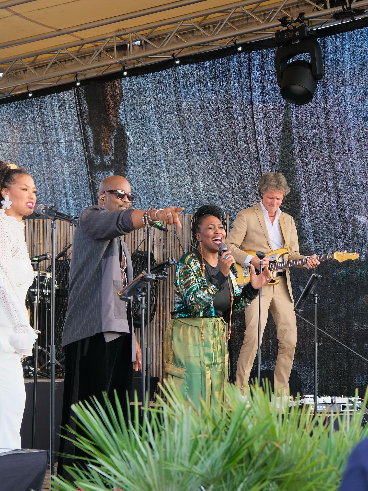 Funk. Soul. Feierlaune. MAX and FRIENDS bringen den Strandsalon regelmäßig zum Beben – live, laut und mit jeder Menge Herz. 🎤🎉
Wer hat schon mal mitgewippt? 👯♀️
#strandsalon #livemusik #maxandfriends