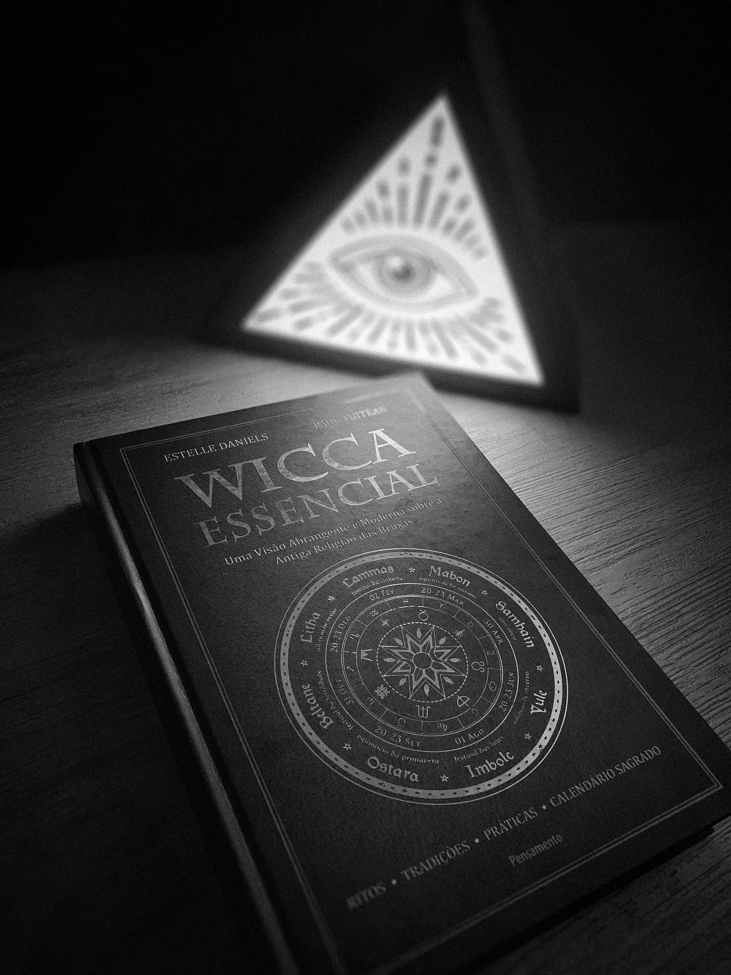 “Wicca Essencial: uma Visão Abrangente e Moderna Sobre a Antiga Religião das Bruxas”, de Estelle Daniels e Paul Tuitéan, é uma obra fundamental no contexto do ressurgimento de tradições pagãs que marcaram o final do século XX e o início do XXI. A Wicca, como uma versão moderna dessas antigas religiões europeias, se apresenta como uma prática de reverência à Terra, celebrando as mudanças sazonais e os ciclos lunares. O livro é um guia completo e acessível, que consegue honrar as raízes históricas ao mesmo tempo se mantém relevante para o praticante contemporâneo. Mas não é uma obra das mais indicadas para iniciantes, é um pequeno tratado sobre o assunto.
A profundidade e a abrangência da obra a qualificam como uma verdadeira coleção de sabedoria, estruturada em três partes que funcionam como livros autônomos. A primeira parte serve como uma introdução geral à Wicca, apresentando as crenças, valores e rituais que fundamentam a religião, desde festivais sazonais até ritos de passagem. A segunda parte se aprofunda na prática comunitária, detalhando o funcionamento de um coven e oferecendo um guia prático para a sua criação e condução de iniciações e rituais. Por fim, o livro culmina com uma impressionante obra de referência, um glossário ilustrado de mais de 150 páginas com mais de 200 termos, que consolida a obra como livro bastante completo.
✣ “Wicca Essencial: uma Visão Abrangente e Moderna Sobre a Antiga Religião das Bruxas” - Estelle Daniels e Paul Tuitéan (Editora Pensamento, 2022).
Capa dura, 608 páginas
#wicca #magia #bruxaria #ocultismo #esoterismo #feitiçaria #magianatural #bruxas #encruzilhada #encruza