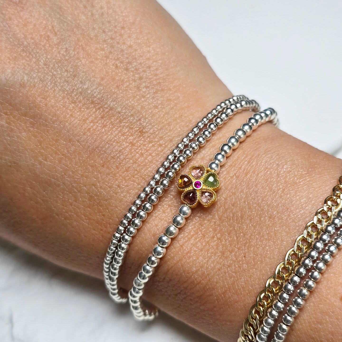 Big Turmalin Flower ✨️
Silberarmband mit edlem Turmalin-Edelstein in vergoldeter ornamentaler Blumenfassung mit einem kleinen roten Zirkoniastein. Das stilvolle Design verbindet schlichte Eleganz mit einem luxuriösen Akzent – perfekt für besondere Anlässe oder als zeitloser Alltagsbegleiter.
Material: Sterling Silber 925
Typ: Stretch Armband
Grösse: 17 cm
Edelstein: Turmalin grün, rosa und braun und mittig roter Zirkonia
Anhänger: 14 Karat vergoldet
Durchmesser Silberkugeln: 3 mm
🔮 Zum Edelstein:
Turmaline schenken ganz besonders unserem Herzen mehr Ruhe und Harmonie. Sie befreien uns vor Blockaden und Psychosen, welche zwar unseren Körper blockieren, aber meistens auf das Verhalten unserer Mitmenschen zurückzuführen sind. Er macht kontaktfreudig, charmant und fördert die Lebensenergie und Freude an der Sexualität. Körperlich regt er die Durchblutung und Blutreinigung sowie die Funktion der Geschlechtsorgane an. Der hellrosa Turmalin hilft bei Schwindelanfällen, Arthritis, Erkrankungen der Nägel und Nerven. Er aktiviert das Immunsystem, entgiftet die Leber und schützt vor Röntgenstrahlen.
#machic #sterlingsilver #armband #turmalin #14k #quality #handmadejewelry
#Schmuck #Schmuckliebe #Schmuckdesign #HandgemachterSchmuck #Luxusschmuck #Schmuckstücke #Silberschmuck #Goldschmuck #Edelsteinschmuck #Unikatschmuck #HandmadeJewelry #OpalSchmuck #TurmalinSchmuck #GranatSchmuck #edelsteine