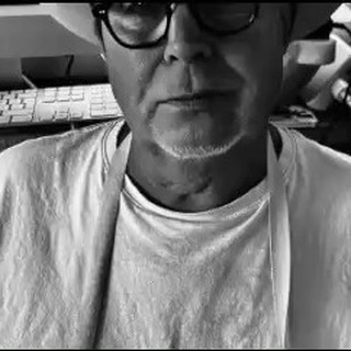 Dining @ Ruffino. 
I går. Grillkväll. Fullt hus. Vi hade en Cotoletta Fiorentina på bordet som Jureskog skulle ramla baklänges för. Vi körde klassiskt. Min rödvinssås - 3 dagar att pyssla med, bearnaise och hemgjorda frasiga pommes. 
Jag hade cowboyhatten på och Carina svängde samman en chokladmousse som änglakören skulle sjunga sin lov till. Grillspett i bao bun och pumpa med grillad pilis till förrätt. Det blev aplåder, grappa som avslut. Jomen-visst, så är livet på kullen i Marche.
Dining @ Ruffino.
Yesterday. Barbecue night. Full house. We had a Cotoletta Fiorentina on the table that Jureskog (meat master of the world) would fall backwards for. We went classic. My red wine sauce - 3 days to do with, bearnaise and homemade crispy fries.
I had my cowboy hat on, and Carina whipped up a chocolate mousse that the choir of angels would sing their praises to. Skewers in bao bun and pumpkin with grilled scallops for starters. There was applause, and grappa to finish. Oh well, that's life on the hill in Marche.
Our gastronomy encompasses 40 years of experience from the world's finest restaurants. 
How I wish, how I wish you were here. 
casasanruffino.com