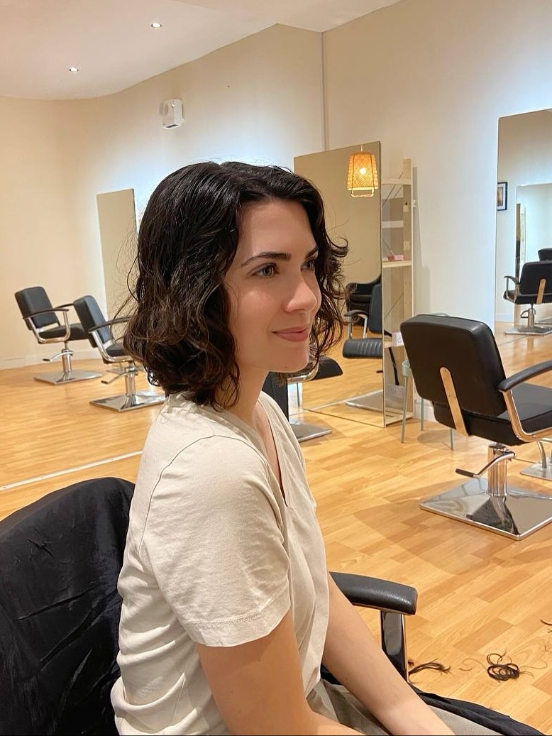 ✨ After ➡️ Before ✨
Fresh, modern, and full of texture — Jordan created this effortless razor cut textured bob that’s all about movement and softness ✂️
Scroll to the last photo for the before 👀 and see how a fresh shape can completely transform your look.
📍 Styled at LaBoheme Hub by Jordan
#LaBohemeHub #RazorCut #TexturedBob #HairTransformation