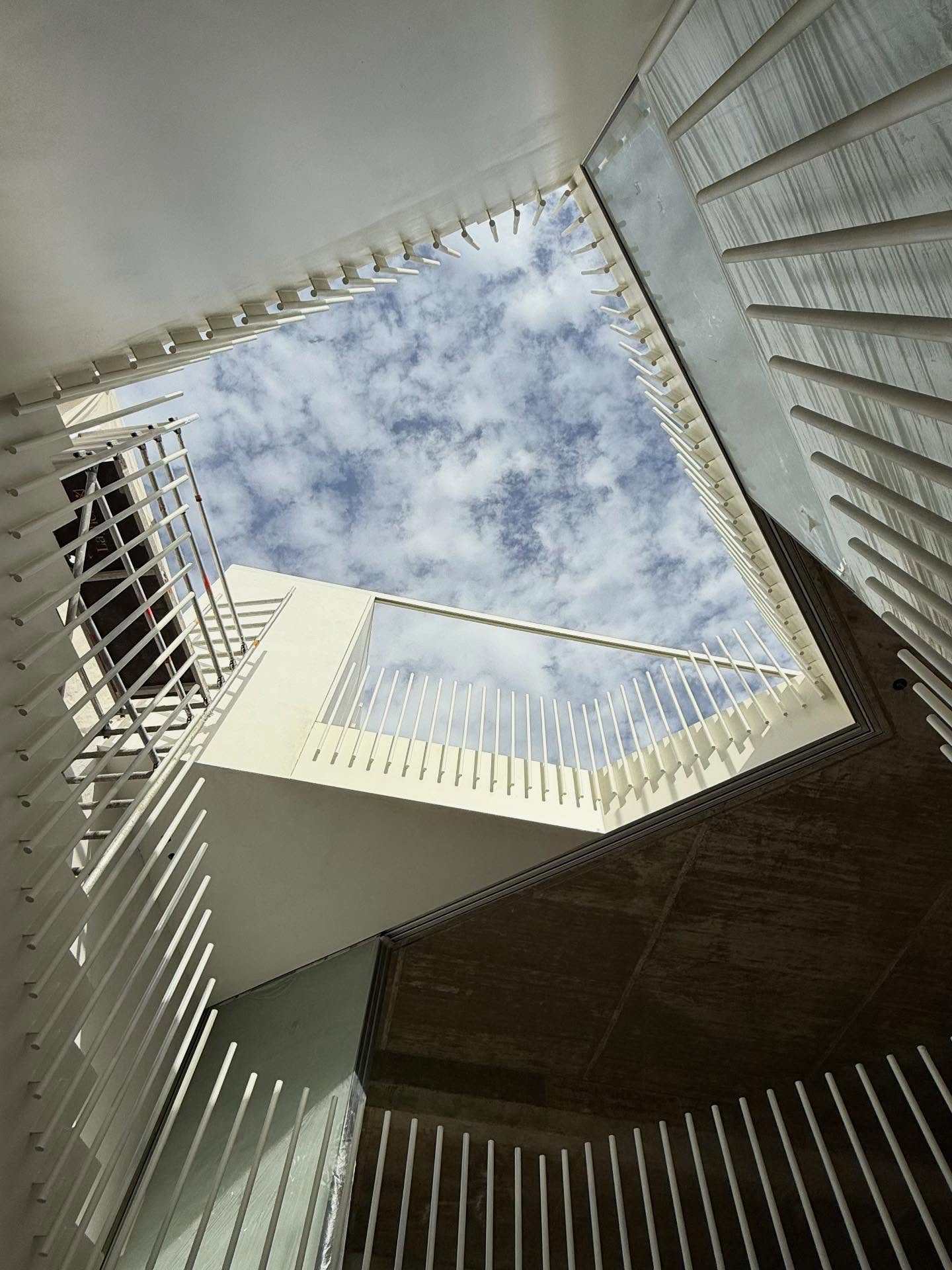 Visit at construction site of our project near by Seville #valencinadelaconcepción #sevilla #patiodesign #weiß #white #architecture #architektur #arquitectura #patiohouses
