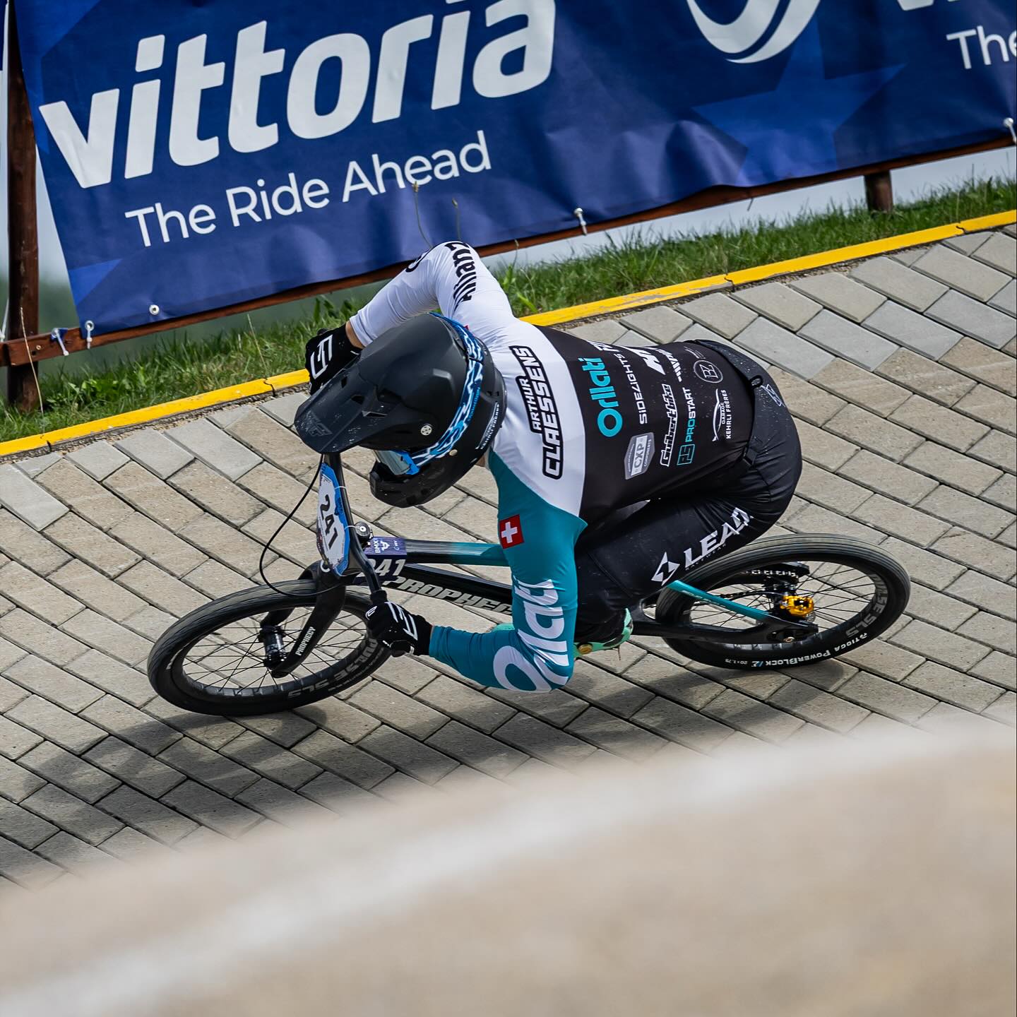 Fin de saison 🏁
Encore une belle année avec une victoire au classement général de la Coupe Suisse, quelques demi-finales en Coupe d’Europe (la finale viendra, on s’accroche 💪) et des Coupes du Monde/Coupes de France.
20 courses et un max de plaisir 🤘 Maintenant place à la prépa pour 2026 !
Un grand merci à toutes les personnes qui me soutiennent, et surtout à mon team @bmx_prophecyorllati 🙏