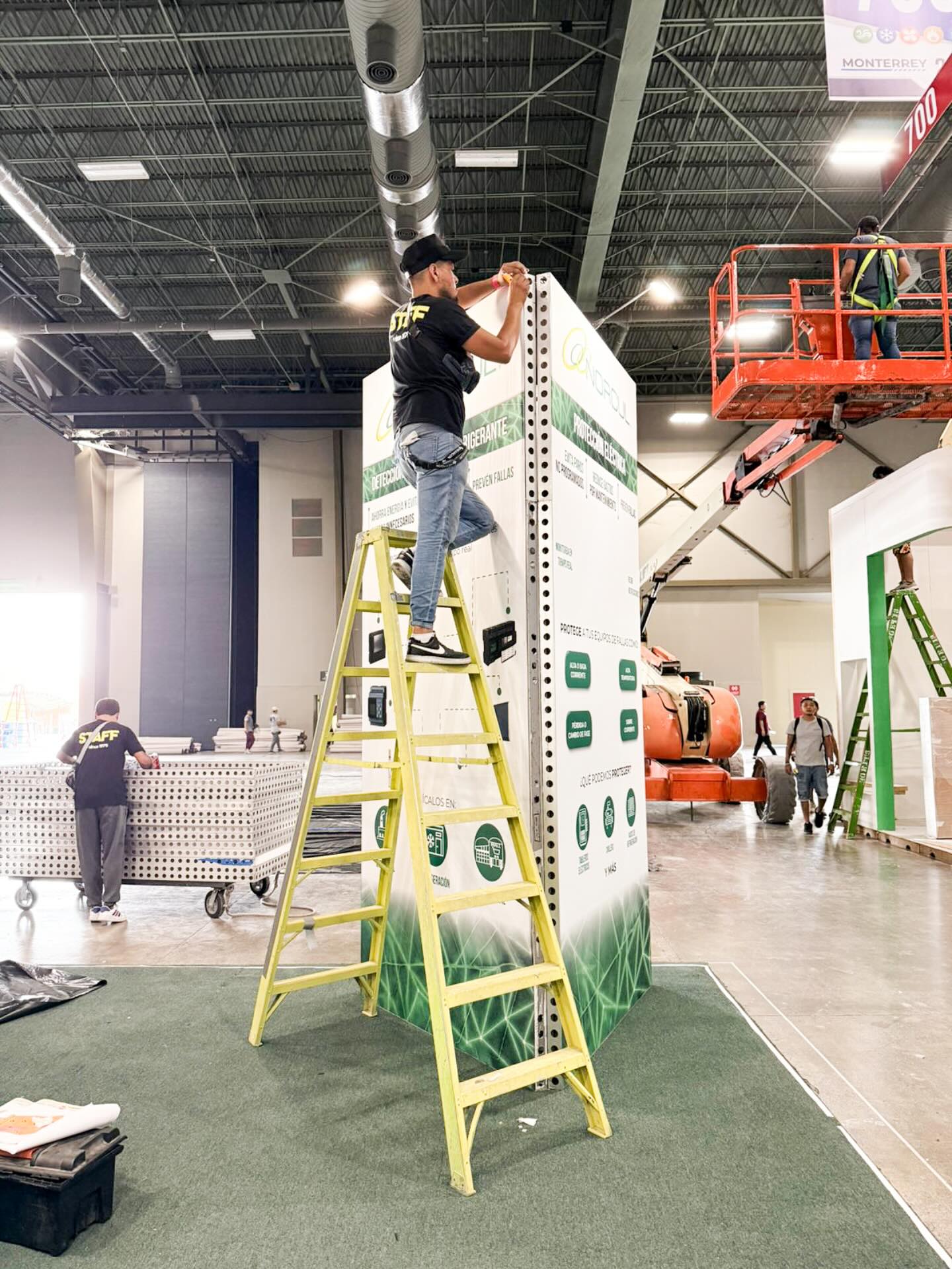 During the assembly of Norcul’s stand at AHR in Cintermex, our team focused on one of the most delicate parts of the process: placing the printed fabrics perfectly onto the BeMatrix frames.
Using fabric graphics is not only a clean and modern solution, it’s also a sustainable alternative, allowing us to reduce waste and give every design a flawless finish.
At SISTEXPO, sustainability and precision go hand in hand to make every project stand out.
#SISTEXPO #WeMakeItHappen #BeMatrix #AHR2025 #Cintermex #StandDesign #SustainableDesign #Norcul #TradeshowExperts