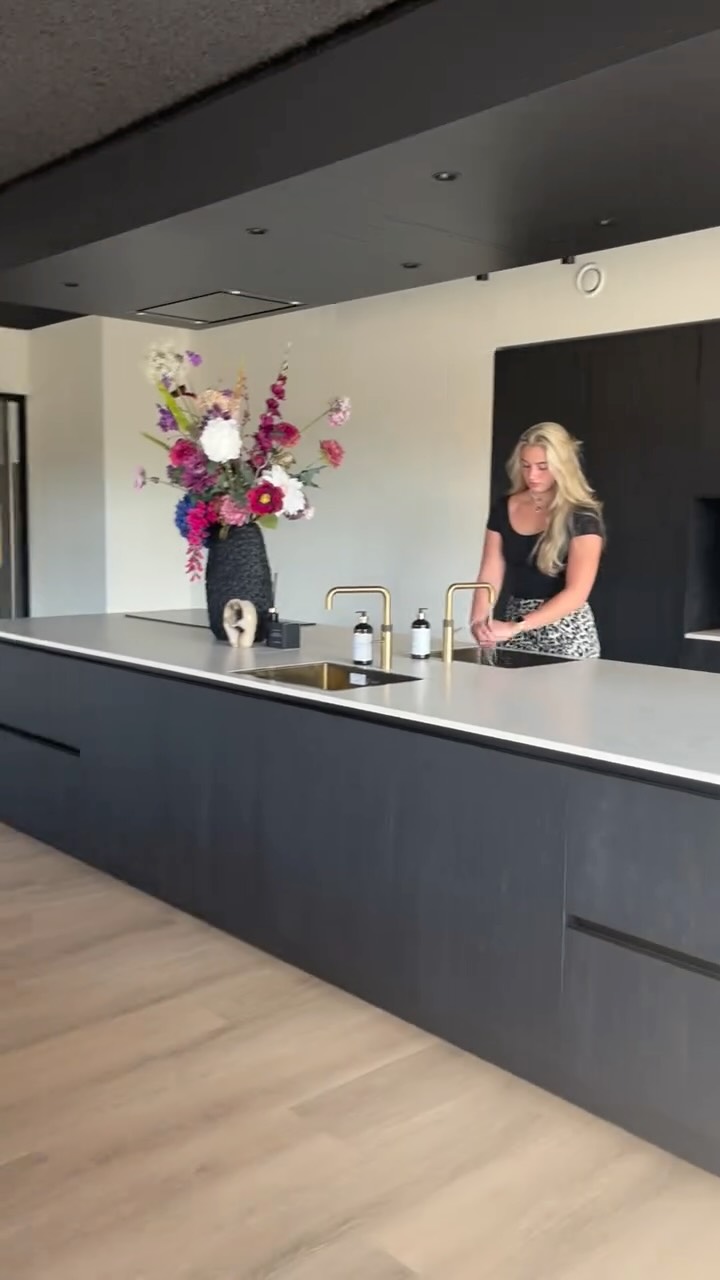 LEUSDEN- Wij zijn ontzettend trots op ons nieuwe pand!
Voor de allerkleinsten is er een gezellige babygroep, waar rust en geborgenheid centraal staan. De peutergroep biedt juist volop ruimte om te ontdekken, spelen en samen te leren!
Binnen is de grote leefkeuken een echte ontmoetingsplek: hier wordt samen gegeten, gebakken en gezelligheid gedeeld.
Ook aan ons team is gedacht: in dit pand is er ruimte om te ontspannen, even te relaxen Γ©n zelfs om te sporten. Want gelukkige medewerkers zorgen voor gelukkige kinderen π
Kortom: een warme, inspirerende plek waar iedereen zich welkom voelt!