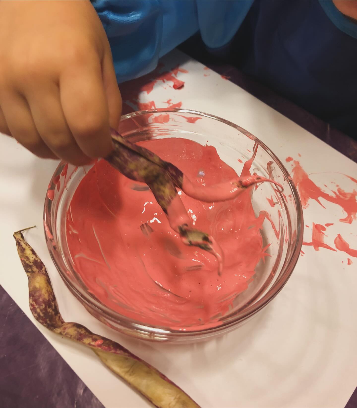 Continua il nostro percorso di conoscenza dei fagioli 🫘 . Questa volta utilizziamo la loro buccia come se fosse un pennello! 🖌️
#attivitàgraficopittorica #pitturaalnido #esploriamodipiù #nidodinfanzia