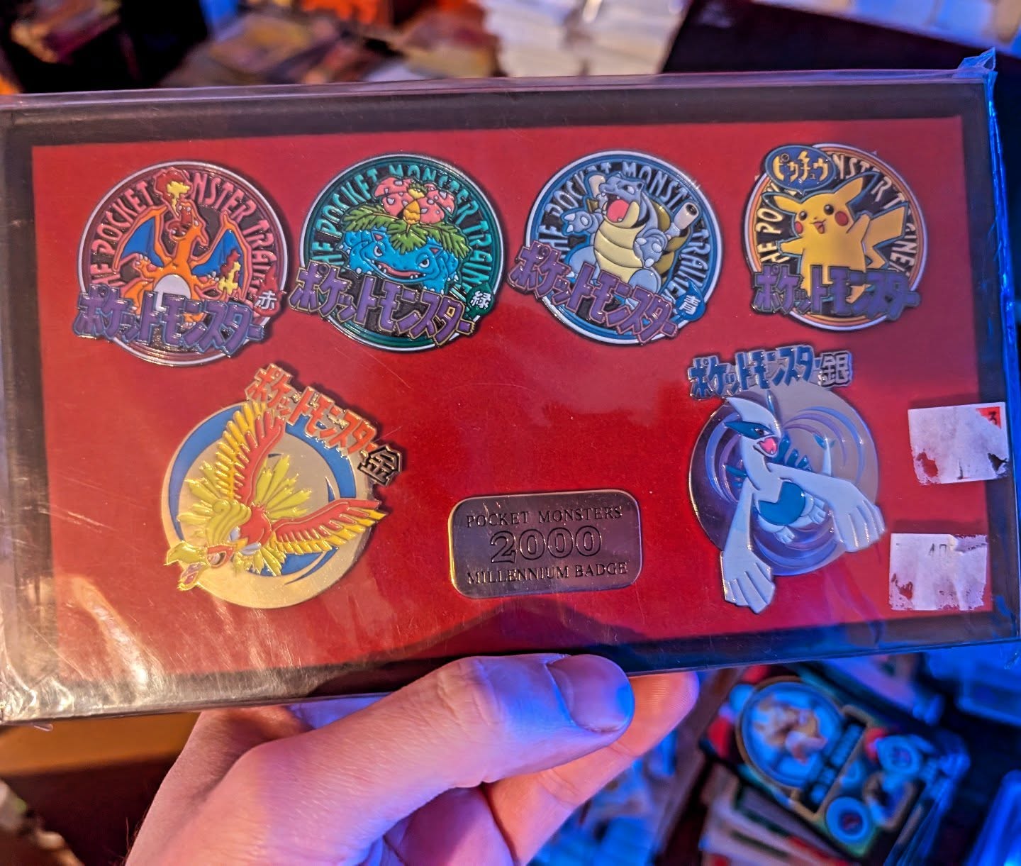 In the theme of obscure but amazing Japanese items I'd love to share this incredible Millennium Badge set! Available only in Japan at the time, the artworks matches the art on the original Japanese Gameboy games - a must have for many people!
#pokemon #pokemoncollection #pokemoncommunity #pokemonfan #PokemonCollectors #pokemonjapan #pokemonuk