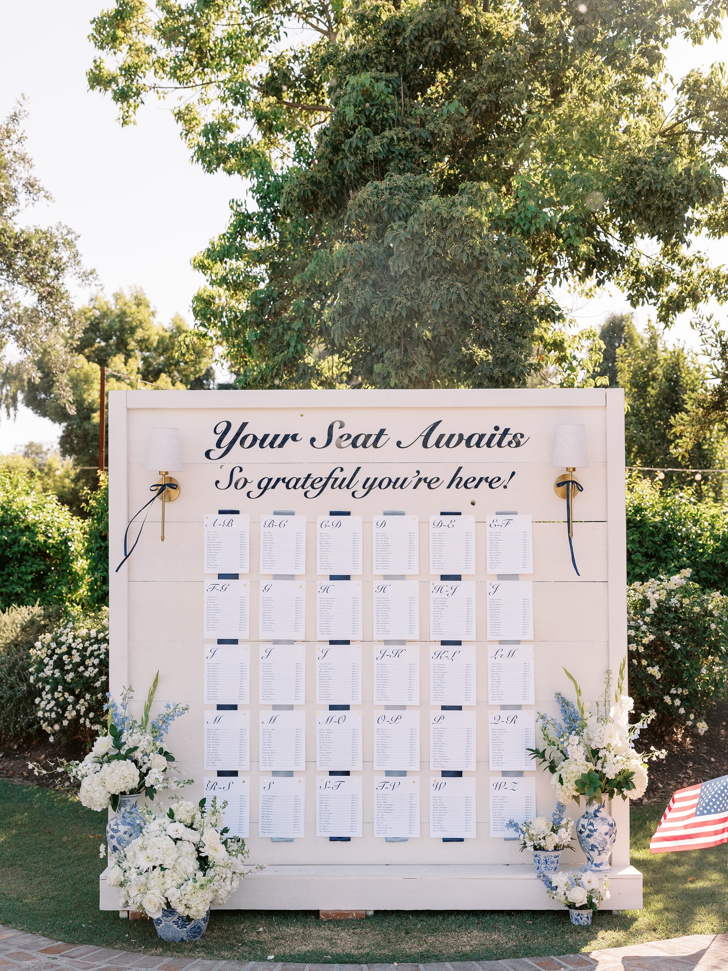 Long live a statement backdrop & seating chart! Mainly because we’re obsessed with this Ralph Lauren, Americana inspired summer wedding photographed by @alliecasephotography but also because sometimes we get the most creative brides who see our rental pieces through a different lense then we even do. And then we get photos back and immediately fall back in love with a piece of our inventory that has a revived, all new look. We can’t help you if you’re not immediately inspired by this wedding ✨ #stockroompicks PICKS: Two sided walls, white side • Strauss lattice walls • Feeney round bar