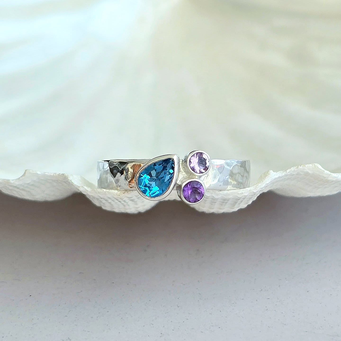 I forgot to share this lovey commission I made before my holiday. The Eternity pendant with 5 birthstones of loved ones and a ring with 3 birthstones. I love the colours of the gemstones together 💎
##jerseyci ##handmadeinjerseyci ##handmadejewelleryuk #birthstonerings #birthstonenecklaces #jewellerywithmeaning #familyring #familynecklace