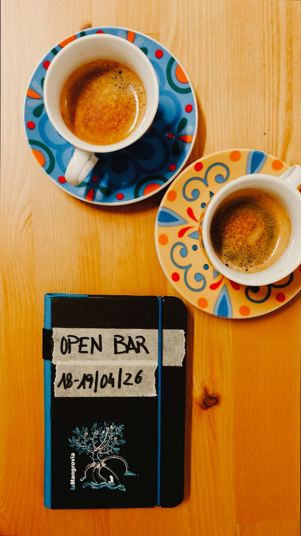 ☕📖 Un caffè, un diario… e finalmente si alza il sipario!
Il 18 e 19 aprile 2026 debutta il nuovo spettacolo: OPEN BAR 🎭
Risate, amore, pensieri sparsi, umanità che profuma di espresso.
E sì...
🎟️ I biglietti sono già in vendita! (link in bio 👀)
Vi aspettiamo al Centro PIME, con il cuore aperto e il caffè caldo.
#OpenBar #LaMangrovia #TeatroPIME #CiVediamoATeatro #Spettacolo2026 #MilanoEventi #CoffeeVibes #BigliettiDisponibili