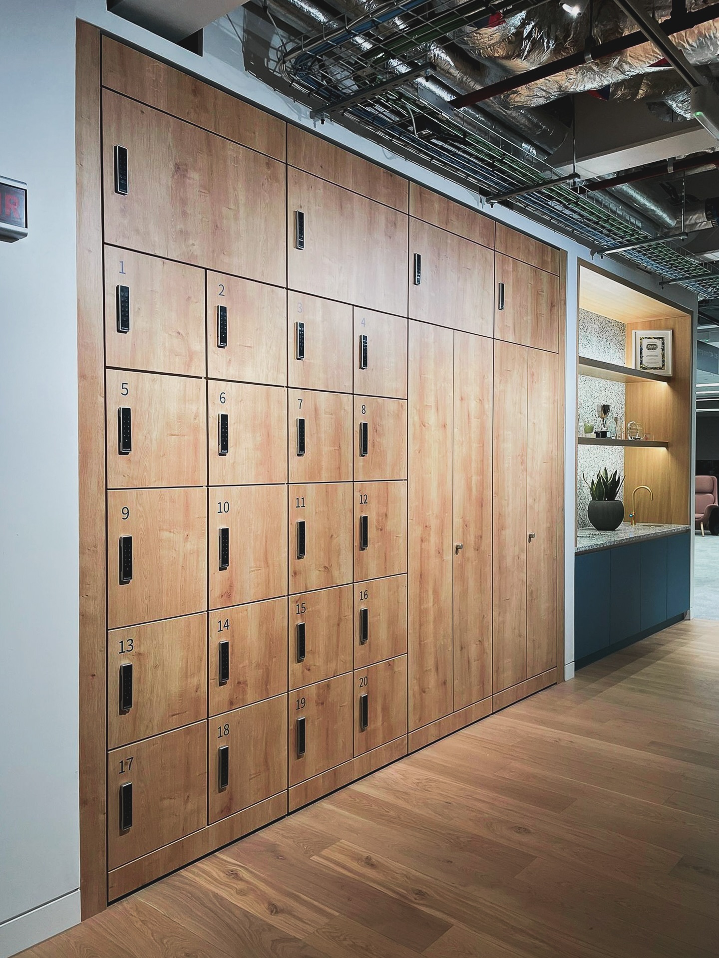 Storage that blends in beautifully 🧡 Functional woodgrain effect lockers + adjacent coat space
#freewall
#lockers
#storage
#officedesign
#woodgrain
#workplacefurniture
#mondays