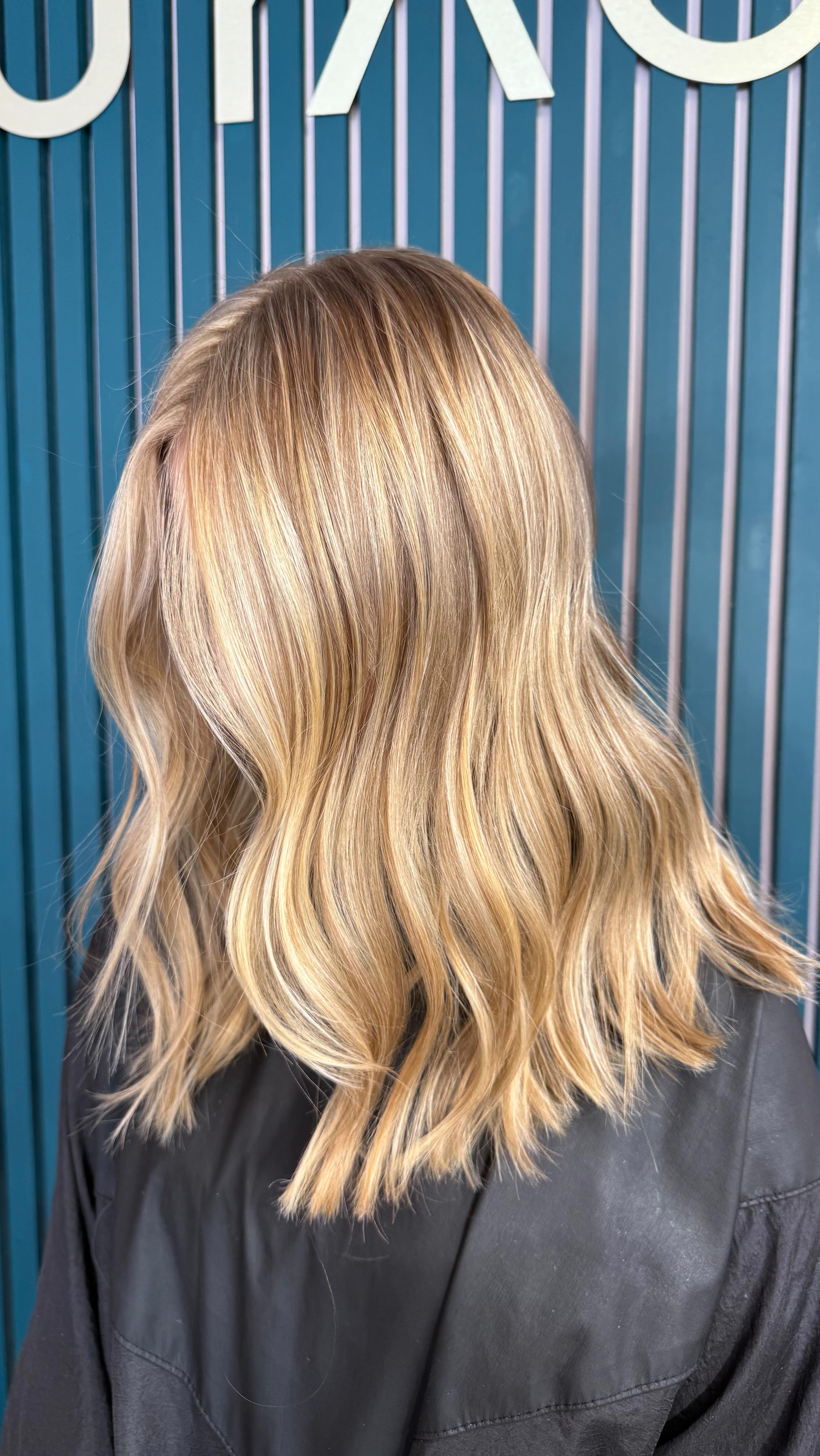 Fresh full head of highlights by Beth today ✨
The perfect way to head into the weekend – soft, bright, and effortless.
Who else loves that Friday feeling when your hair’s just been done? 💇♀️
#Bouyage #Highlights #StAlbansSalon #FridayHair #StAlbansBalayage