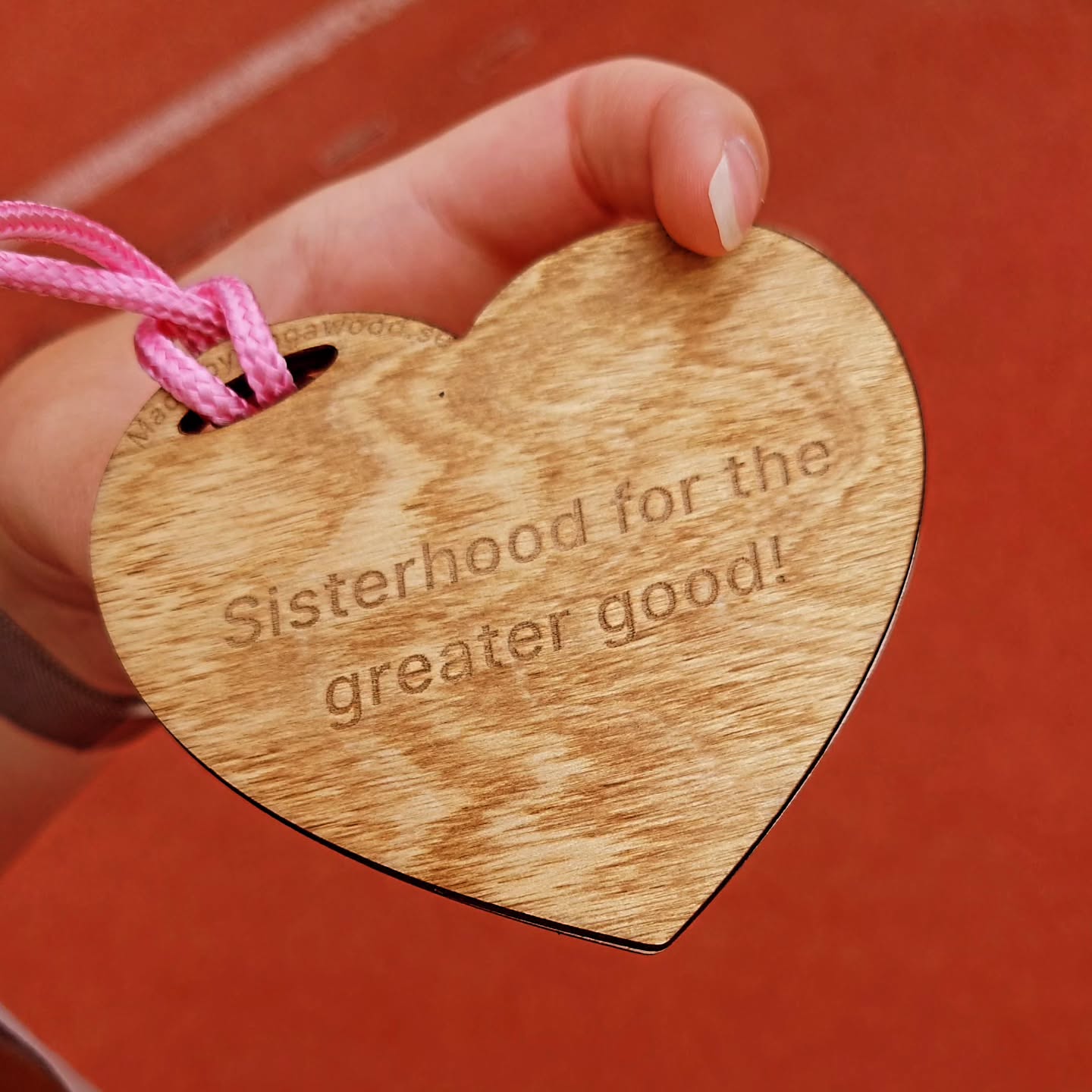 Igår spenderades stora delar av dagen inne på Stadion där @tjejstafetten gick av stapeln - Sveriges första kvinnliga stafettlopp. @storasyster_org hade med två lag, där Pillan startade i det ena laget och Marie i det andra 🏃💚
Vid varje växling skänktes en summa till organisationer med kvinnor och flickor i fokus ♀️💪✨
Enligt Pillan så är det endast vid ett fåtal tillfällen det här med att springa är nödvändigt:
1) Du blir jagad av någon/något och det finns risk att mista livet
2) Din katt/hund har smitit vid olämpligt tillfälle
3) Du hör glassbilen
4) Du samlar in pengar till något som gör världen till en lite bättre plats
(Ni hör ju, hon är inte ett speciellt stort fan av jogging utan pysslar hellre med andra träningsformer...)
Tack för en fantastiskt rolig dag!