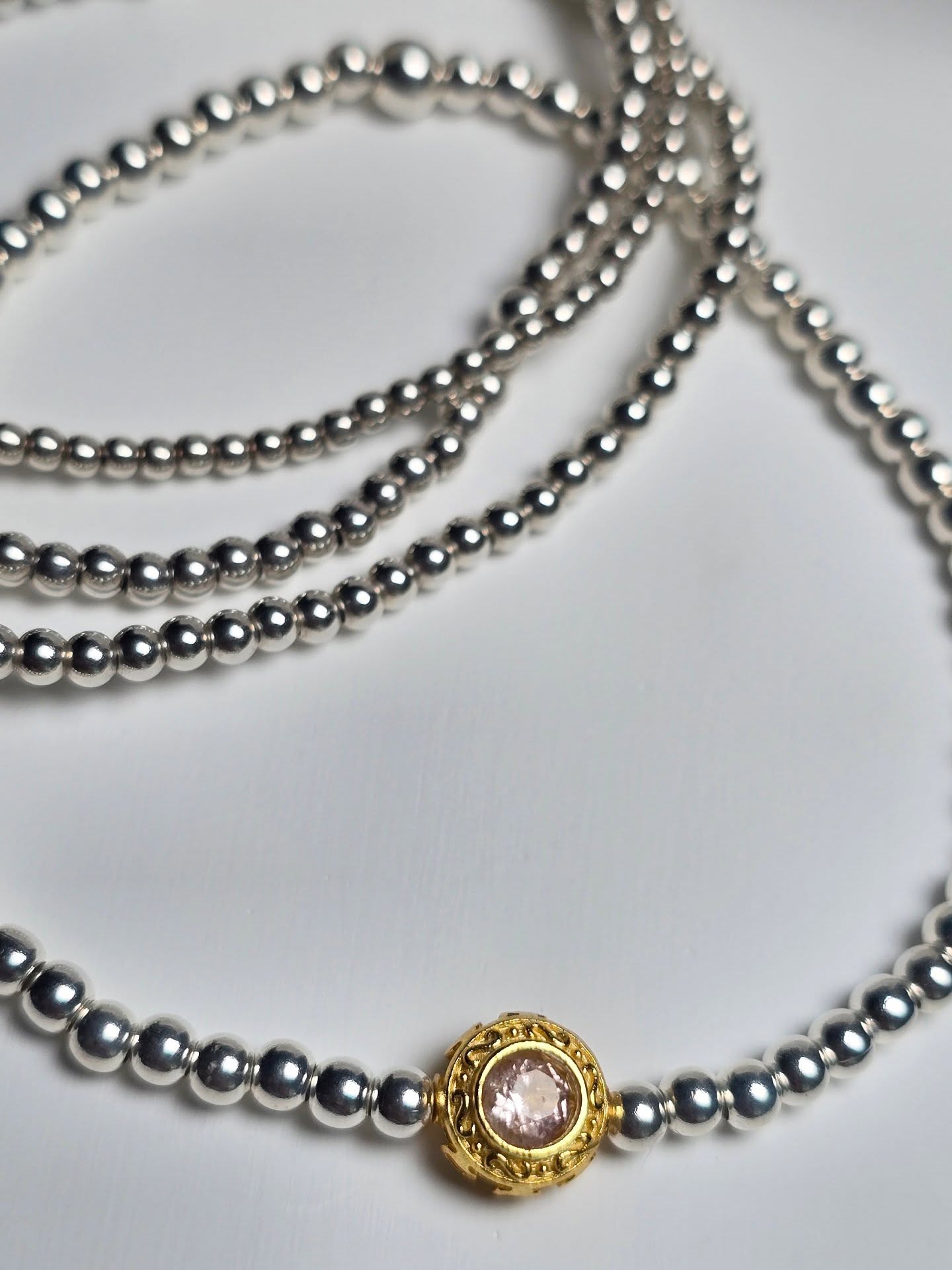 Rosenquarz
Feine Silberkette mit edlem Rosenquarz-Edelstein in vergoldeter Fassung. Das stilvolle Design verbindet schlichte Eleganz mit einem luxuriösen Akzent – perfekt für besondere Anlässe oder als zeitloser Alltagsbegleiter.
Material: Sterling Silber 925
Typ: Stretch Armband
Grösse: 17 cm
Edelstein: Rosenquarz
Anhänger: 14 Karat vergoldet
Durchmesser Silberkugeln: 3 mm
🔮 Zum Stein:
Rosenquarz steht für Liebe, Harmonie und innere Ruhe.
#machic #sterlingsilver #armband #rosenquarz #14k #quality #handmadejewelry
#Schmuck #Schmuckliebe #Schmuckdesign #HandgemachterSchmuck #Luxusschmuck #Schmuckstücke #Silberschmuck #Goldschmuck #Edelsteinschmuck #Unikatschmuck #HandmadeJewelry #OpalSchmuck #TurmalinSchmuck #GranatSchmuck #edelsteine