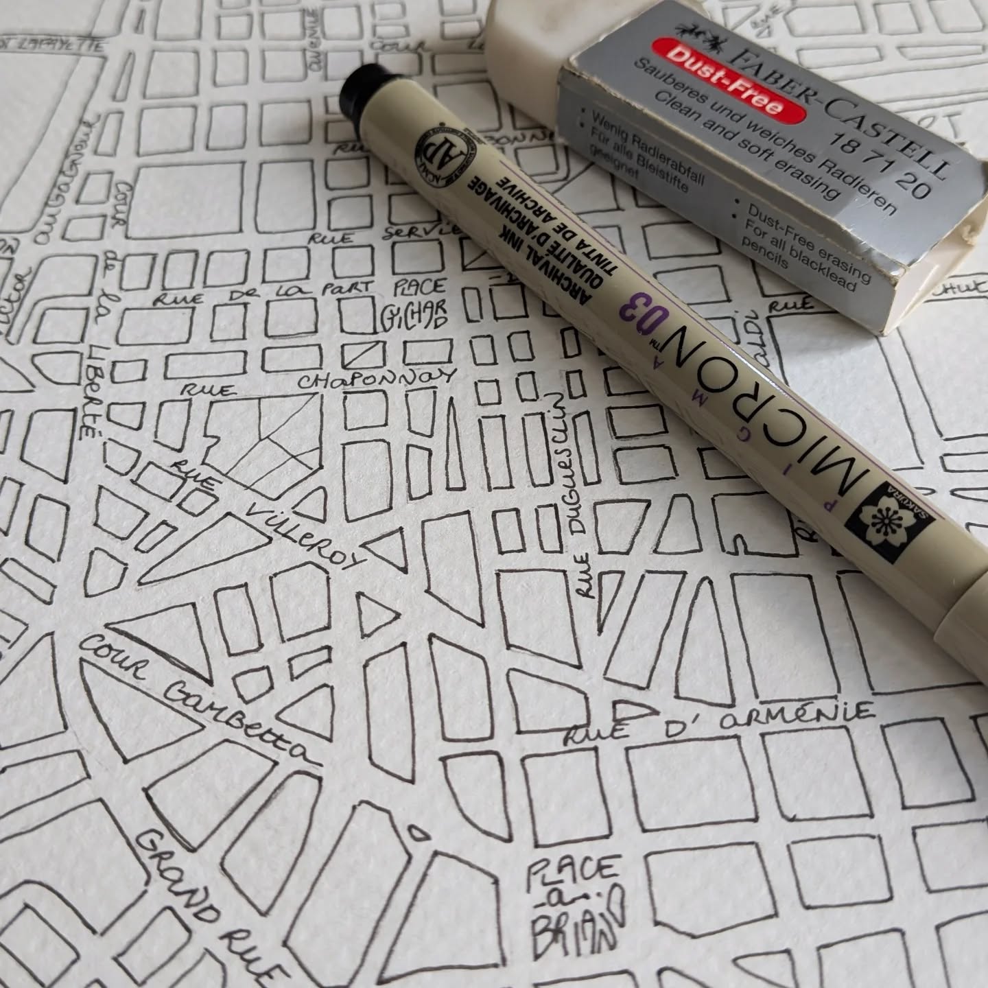 Ready for painting 🖌️🎨🌞
#artinprogess #paintingart #gouachepainting #inkdrawing #sakurapigma #plandevillestylisé #cartography #cartografia #handmade #madeinfrance🇫🇷 #villetouristique #villedefrance🇫🇷 #lugdunum #emylo #affichepersonnalisée