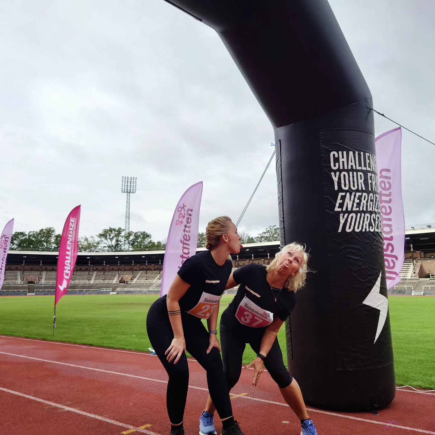 Igår spenderades stora delar av dagen inne på Stadion där @tjejstafetten gick av stapeln - Sveriges första kvinnliga stafettlopp. @storasyster_org hade med två lag, där Pillan startade i det ena laget och Marie i det andra 🏃💚
Vid varje växling skänktes en summa till organisationer med kvinnor och flickor i fokus ♀️💪✨
Enligt Pillan så är det endast vid ett fåtal tillfällen det här med att springa är nödvändigt:
1) Du blir jagad av någon/något och det finns risk att mista livet
2) Din katt/hund har smitit vid olämpligt tillfälle
3) Du hör glassbilen
4) Du samlar in pengar till något som gör världen till en lite bättre plats
(Ni hör ju, hon är inte ett speciellt stort fan av jogging utan pysslar hellre med andra träningsformer...)
Tack för en fantastiskt rolig dag!