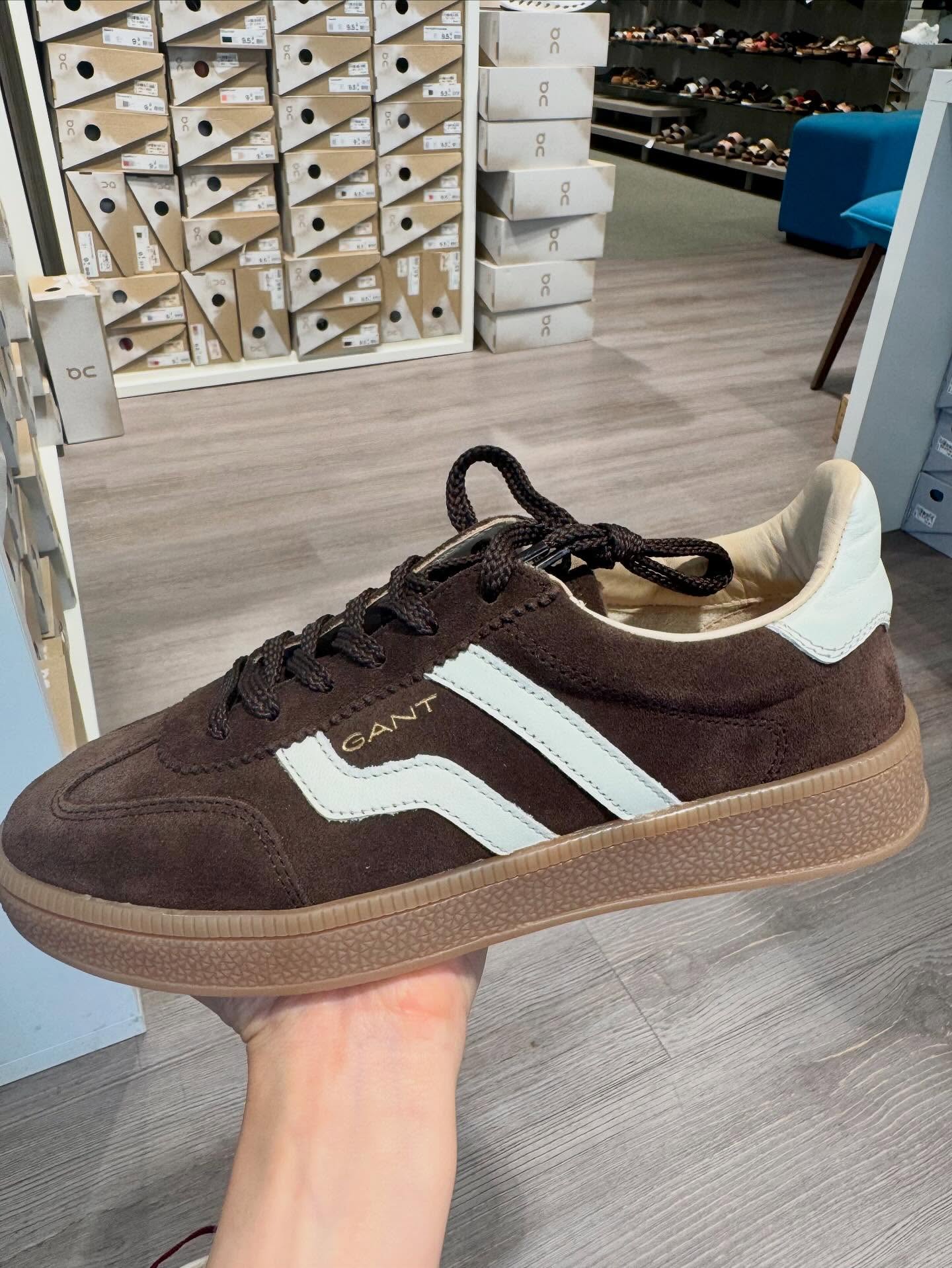 🍂 Herbsttrend 2025 🍂
Die neuen GANT Sneaker sind da – in der absoluten Trendfarbe Braun!
Perfekt kombinierbar, super bequem und ein Must-have für die kommende Saison. 🤎✨
👉 Jetzt bei uns in Kampa Schuhe Freising entdecken!
#GantSneakers #Herbsttrends #KampaSchuheFreising #SneakerLove #BraunIstTrend #FallVibes