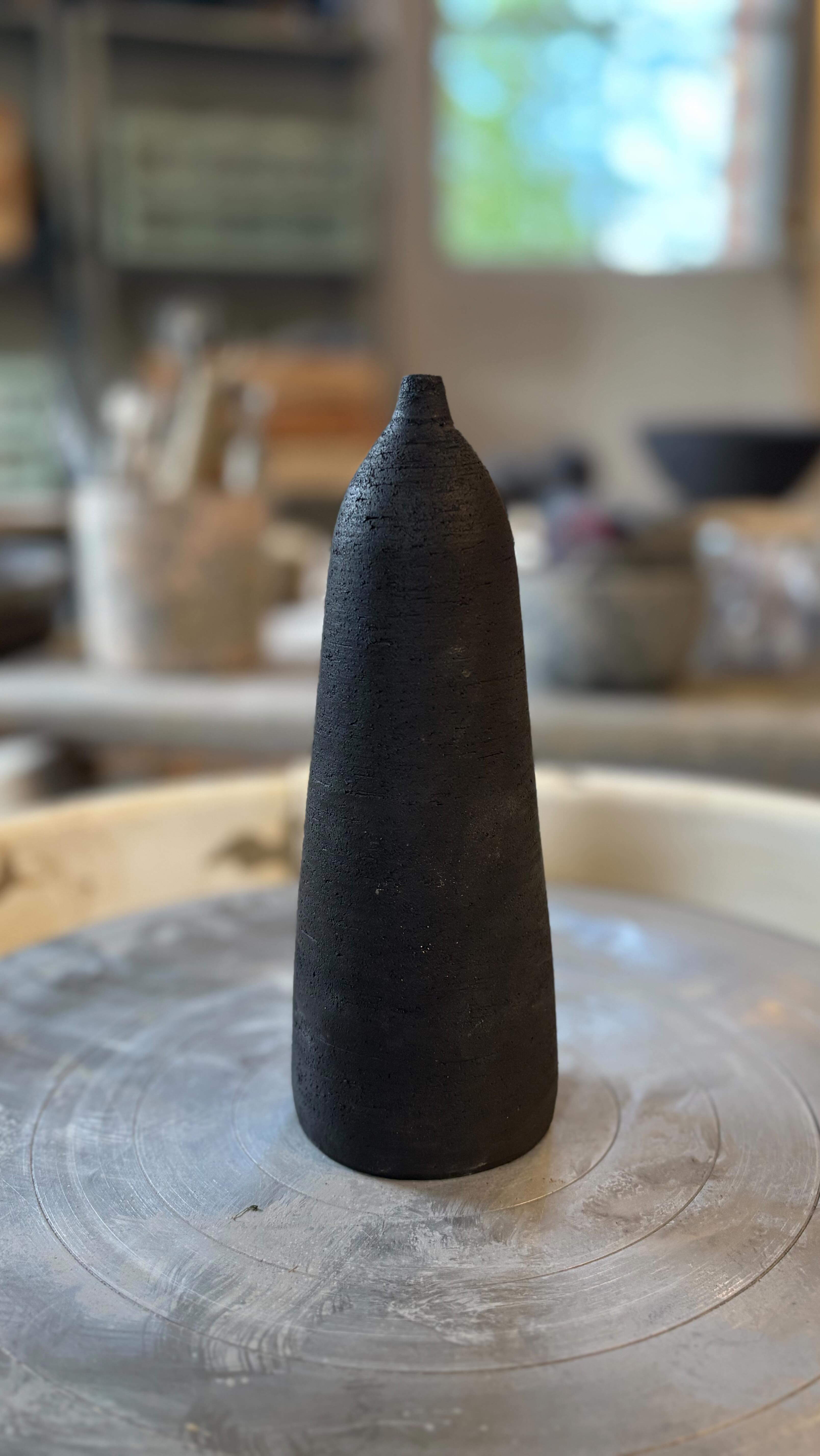 J’adore ces bruits de façonnage 🎶
#céramique #gres #poterie #faitmain #artisanal #potterystudio #claylife #ceramicprocess #slowmade #handcrafted