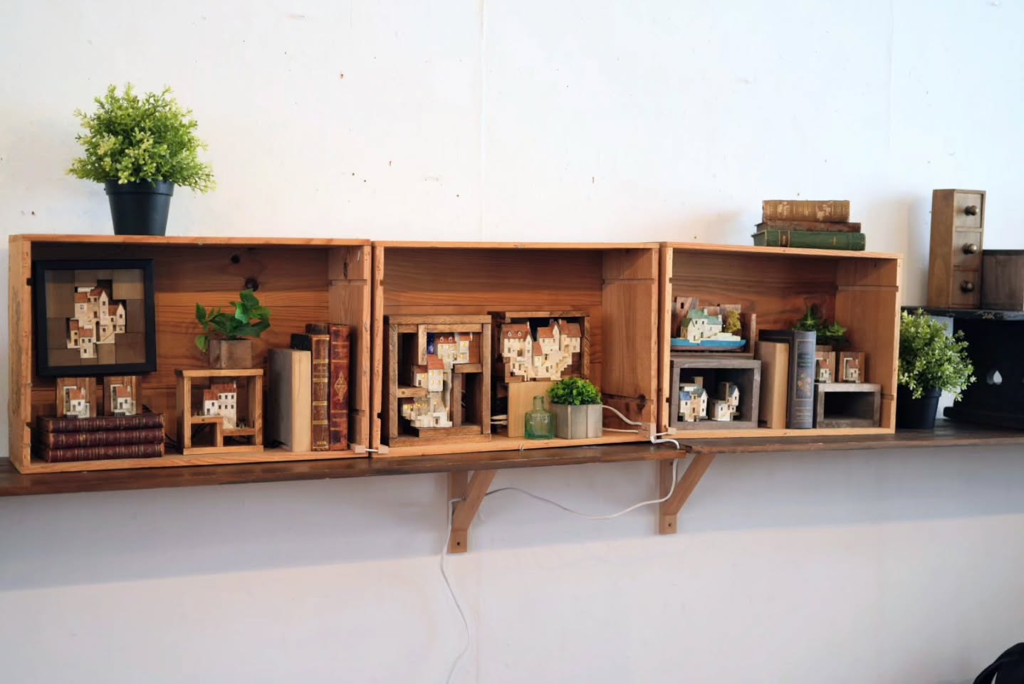 こんな展示で始まりました。
箱街工房 個展「箱の中の街灯り」
2025.9.23(Tue) - 10.5(Sun)
大阪 ranbu 3F @ranbushop
12:30〜19:30 火曜定休