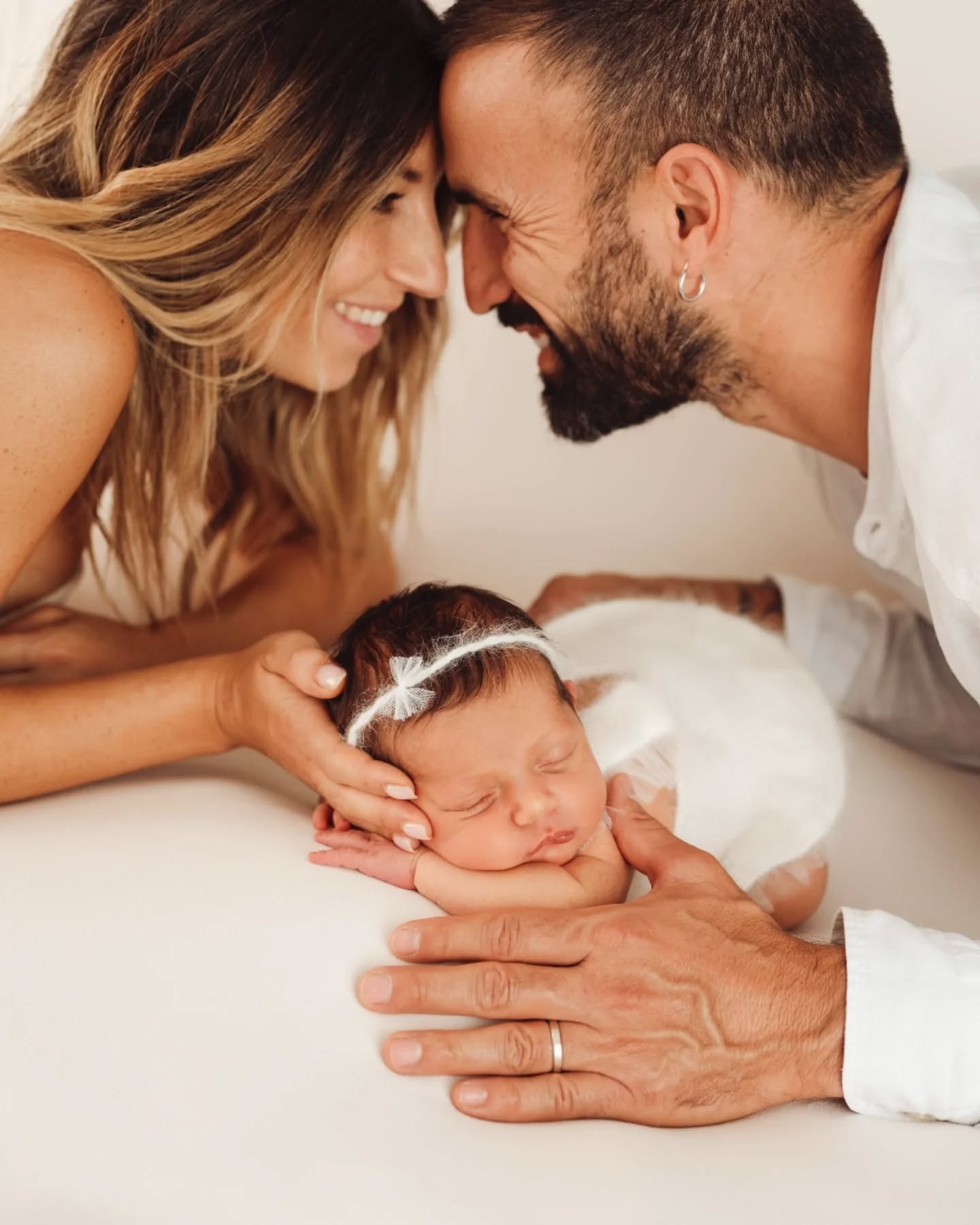 Le foto di Estelle che parlano di felicità, tranquillità e gioia. Una famiglia meravigliosa che ho avuto il piacere di fotografare. 🤍
#newbornphotography
#newbornsession #luganofotografo #luganophotographer #ticino #fotografiadifamiglia #fotografoneonati