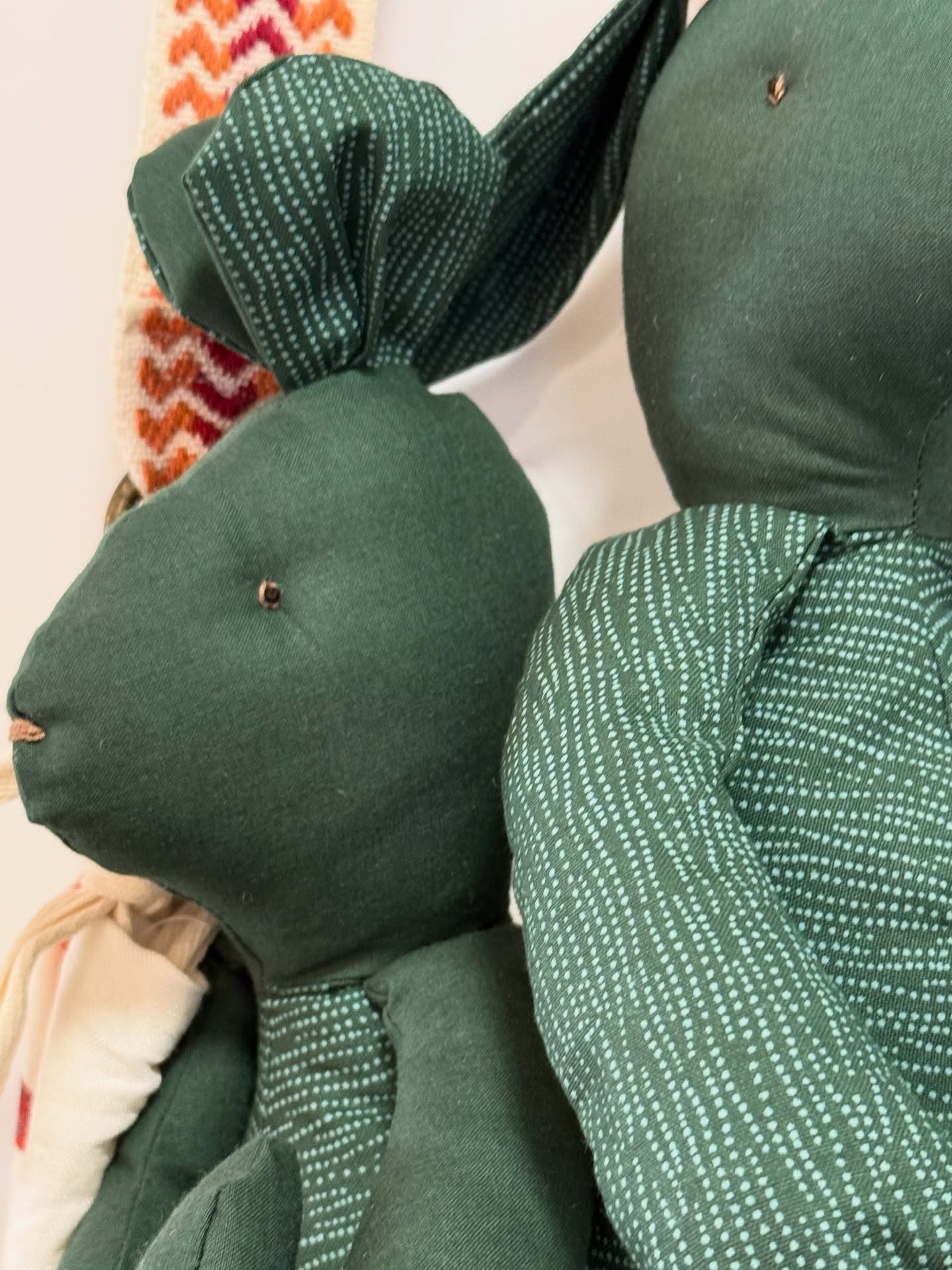 KIKA muis en haas – handgemaakt met liefde 💚
Deze unieke knuffels zijn ca. 40 cm groot en volledig gemaakt van 100% katoen. Dankzij de geborduurde oogjes en details zijn ze niet alleen extra veilig voor kinderen, maar krijgen ze ook een zachte en karaktervolle uitstraling.
Elke knuffel is zorgvuldig afgewerkt en daardoor niet alleen een speelkameraadje, maar ook een prachtige accessoire voor de kinderkamer. Het natuurlijke katoen voelt prettig aan en maakt de knuffels duurzaam en wasbaar.
✔ Formaat: 40 cm
✔ Materiaal: 100% katoen
✔ Oogjes en details met de hand geborduurd
✔ Veilig en tijdloos ontwerp
Een liefdevol cadeautje voor een pasgeborene, verjaardag of gewoon zomaar – een knuffel die met de jaren alleen maar mooier en dierbaarder wordt.
Verkrijgbaar in verschillende prints en kleuren
#studioikke #studioikkedesign #kikibystudioikke #kikiknuffel #kikimuisenhaas #handgemaakt #duurzaamcadeau #kindercadeau #natuurlijkmateriaal #veiligspelen #kinderkamerstyling #kikicollectie #kikikids #cadeautip #slowdesign #bewustopvoeden #knuffelvriend #ecofriendlyliving #kidsinterior