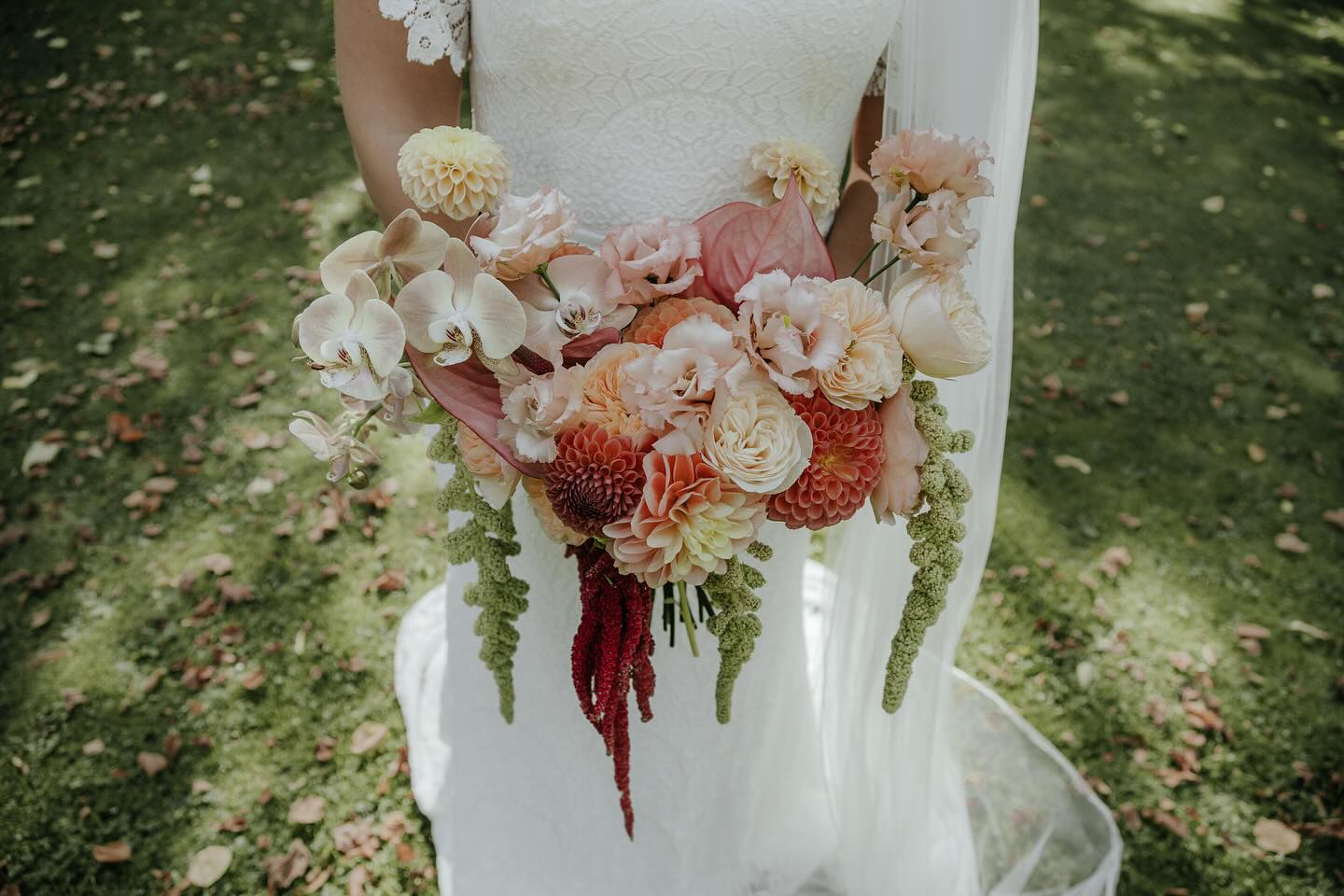 En mini-sneak peek från förra helgens bröllop med fokus på denna fantastiska brudbukett skapad av otroligt duktiga @moasblommor. Så drömmig 💭🌸🌻🌷🌺 TIPS till blivande brudpar som ska gifta sig i Blekinge och på jakt efter florist! 🤍
_______________________________
💌 info@fotografstinamattsson.com
💻 www.fotografstinamattsson.com
.
.
.
.
.
#karlshamn #bröllopsfotograf #bröllop2025 #bröllop2026 #fotografblekinge #fotografskåne