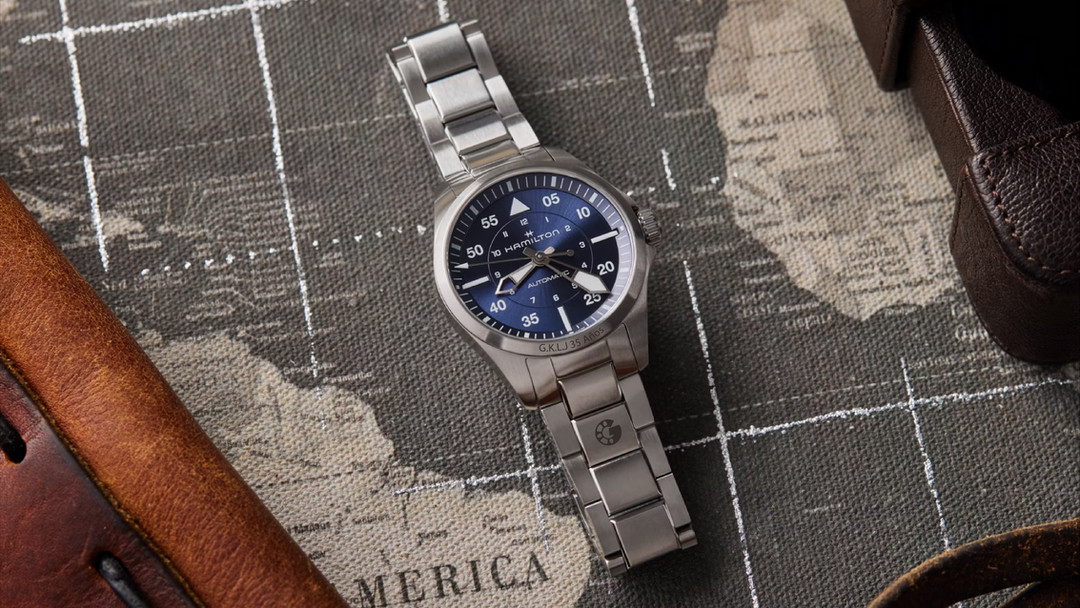 Hamilton Aviation Pilot 36mm personalizado para Grupo Coflyar en conmemoración de sus 35 años de servicio. Una edición especial que destaca por la técnica de grabado láser aplicada tanto en uno de los eslabones del brazalete como en el bisel del reloj. Un trabajo de altísima precisión, donde cada trazo en milímetros convierte la pieza en un símbolo único de trayectoria y reconocimiento.