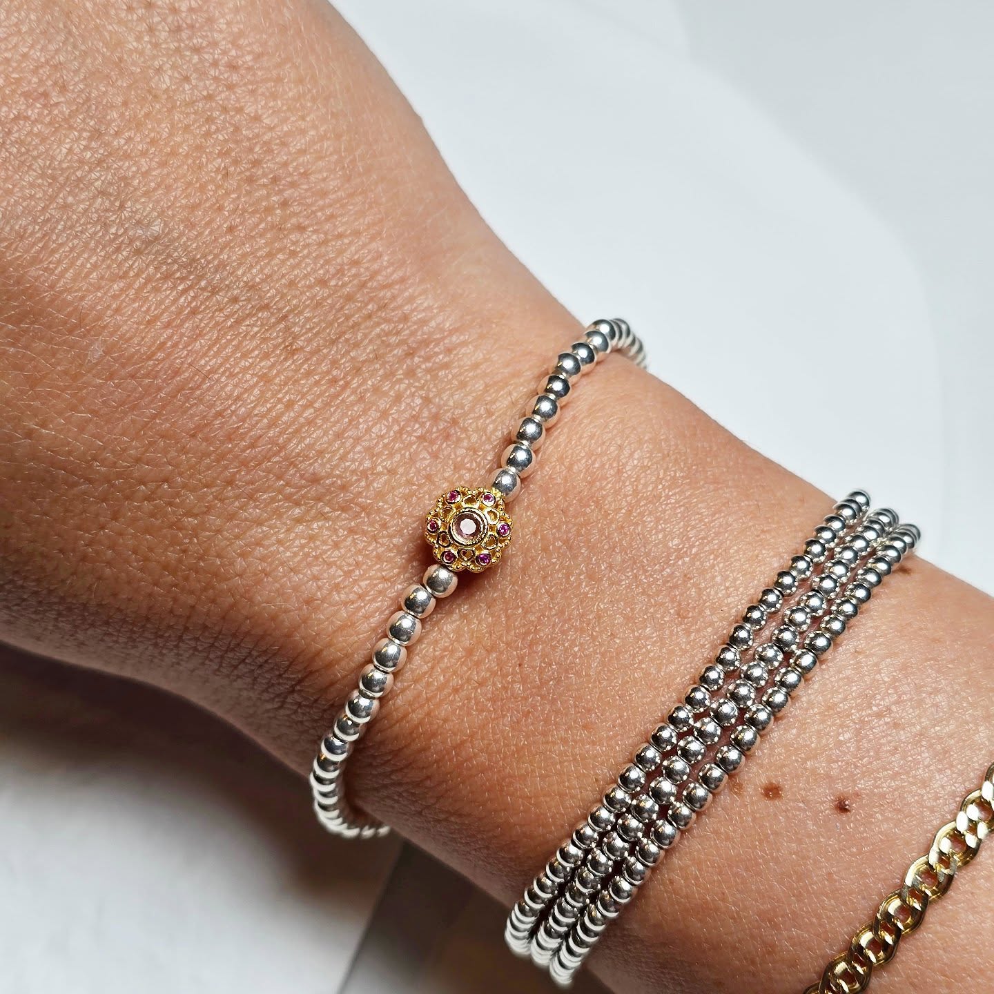 Little Turmalin Flower 🌸
Silberarmband mit edlem Turmalin-Edelstein und kleine Zirkonia in vergoldeter ornamentaler Fassung. Das stilvolle Design verbindet schlichte Eleganz mit einem luxuriösen Akzent – perfekt für besondere Anlässe oder als zeitloser Alltagsbegleiter.
Material: Sterling Silber 925
Typ: Stretch Armband
Grösse: 17 cm
Edelstein: Turmalin Rosa & Zirkonia
Element: 14 Karat vergoldet
Durchmesser Silberkugeln: 3 mm
🔮 Zum Stein:
Turmaline schenken ganz besonders unserem Herzen mehr Ruhe und Harmonie. Sie befreien uns vor Blockaden und Psychosen, welche zwar unseren Körper blockieren, aber meistens auf das Verhalten unserer Mitmenschen zurückzuführen sind. Er macht kontaktfreudig, charmant und fördert die Lebensenergie und Freude an der Sexualität. Körperlich regt er die Durchblutung und Blutreinigung sowie die Funktion der Geschlechtsorgane an. Der hellrosa Turmalin hilft bei Schwindelanfällen, Arthritis, Erkrankungen der Nägel und Nerven. Er aktiviert das Immunsystem, entgiftet die Leber und schützt vor Röntgenstrahlen.
#machic #sterlingsilver #armband #turmalin #14k #quality #handmadejewelry
#Schmuck #Schmuckliebe #Schmuckdesign #HandgemachterSchmuck #Luxusschmuck #Schmuckstücke #Silberschmuck #Goldschmuck #Edelsteinschmuck #Unikatschmuck #HandmadeJewelry #OpalSchmuck #TurmalinSchmuck #GranatSchmuck #edelsteine
