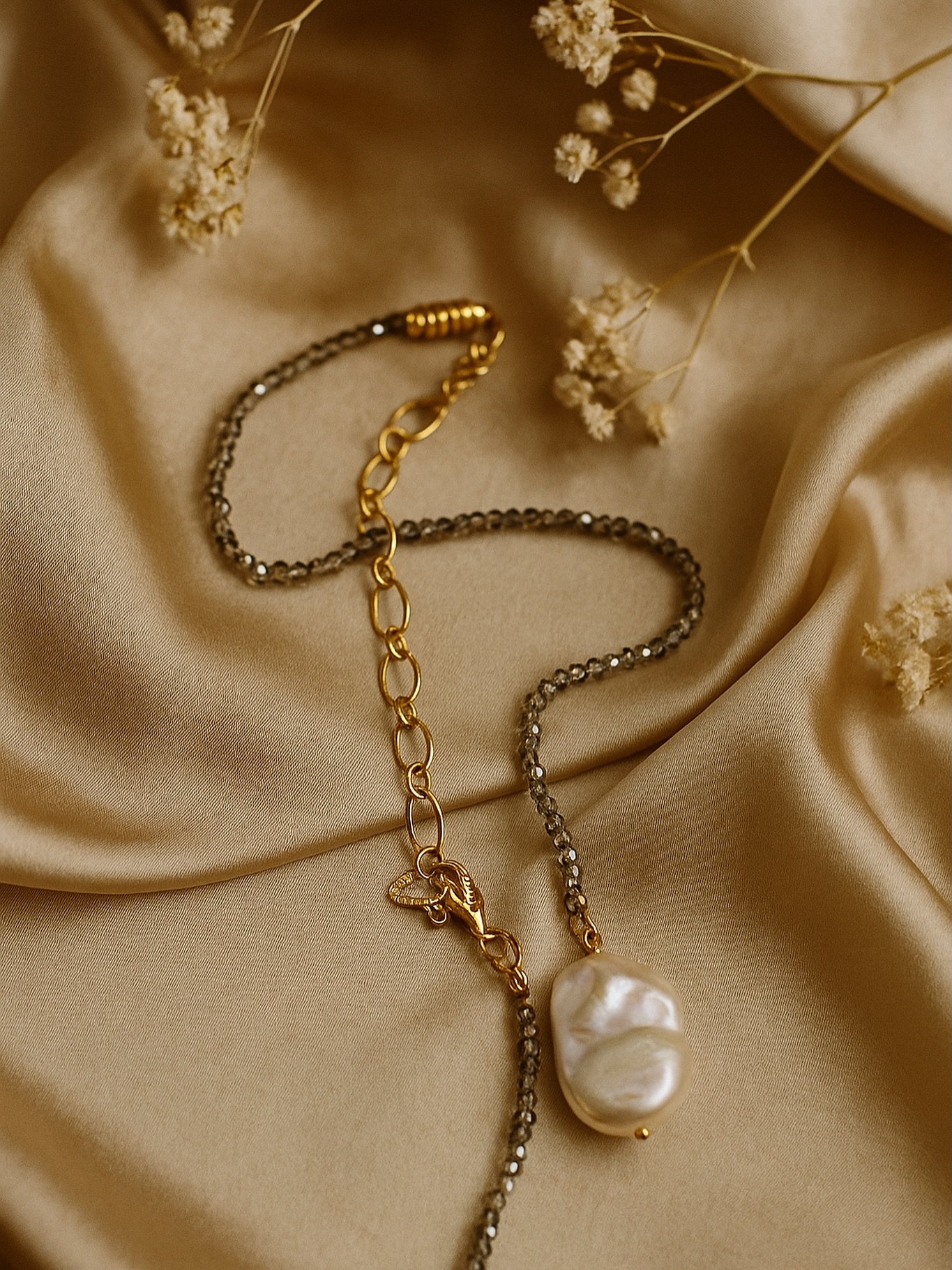 ✨ Eleganza nei dettagli ✨
Questo gioiello unisce dettagli raffinati, catena dorata e perla barocca: un pezzo unico che illumina ogni look.
💻 Puoi acquistarlo sul nostro sito www.nicarejewels.com con spedizione gratuita per ordini da 80€, oppure direttamente sul TikTok Shop con spedizione gratuita senza minimo d’ordine.
⏳ Attenzione: tra pochi giorni parte il countdown per gli sconti… non lasciartelo scappare!
👉 Scegli la tua versione preferita e aggiungi un tocco di lusso alle tue giornate.