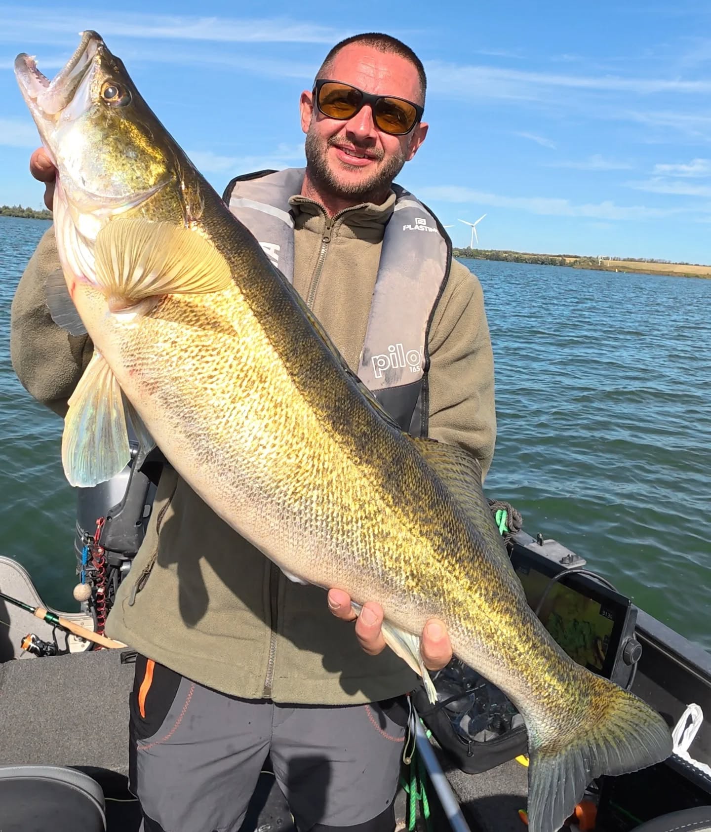 The #volkerak was kind to us today. Mega Zander for our guests Richard and John. Very well fished guys 💪💥
#yamahaprofishing #batterylabs #stcroixrods #proventocatch #lurefishingguide #spro #ufxfishing
