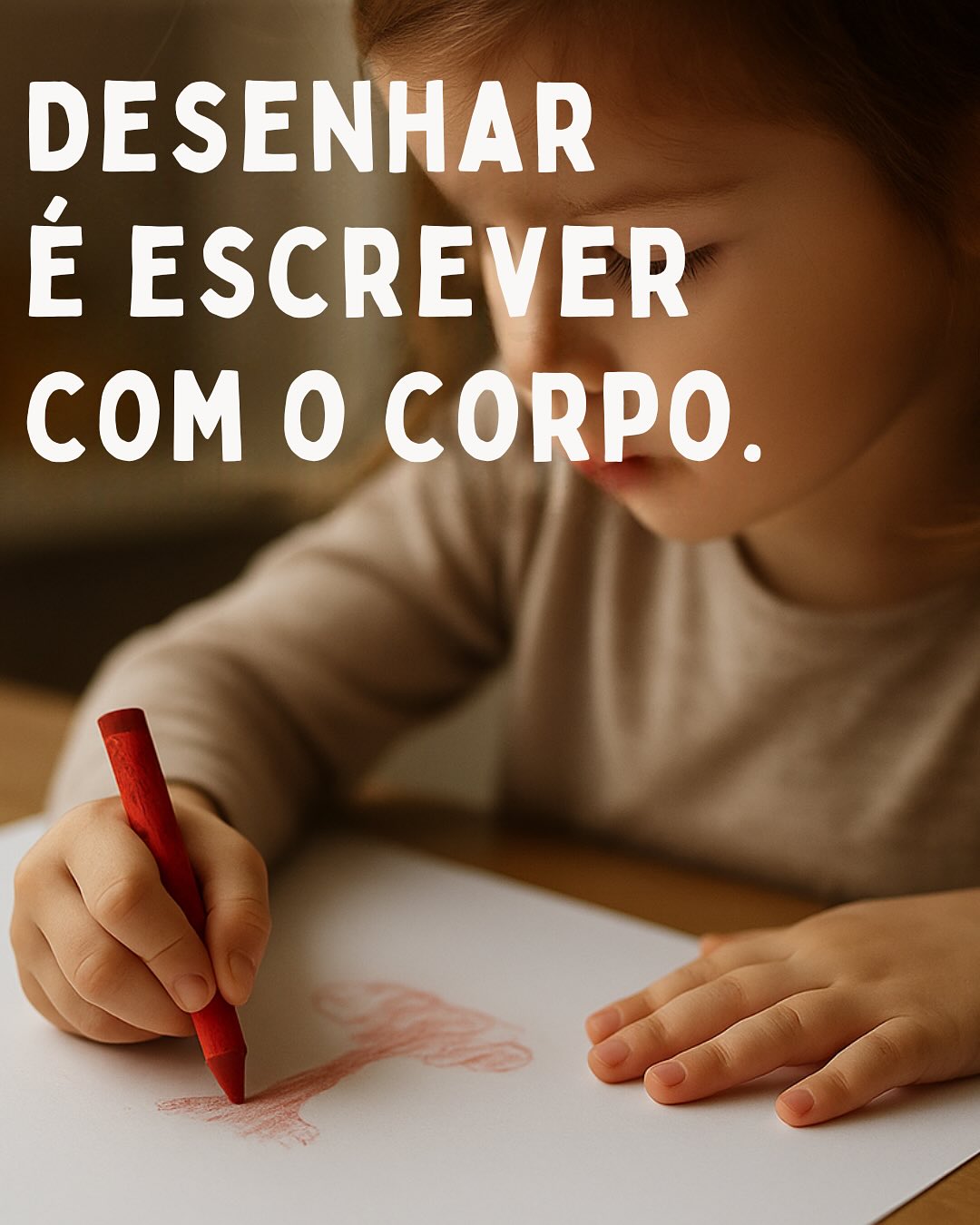DESLIZA para descobrires:
• O que realmente está em jogo quando uma criança desenha
• Porque é que isto é uma crise invisível (mas devastadora)
• O saber antigo que estamos a perder
• Como podes fazer a diferença
A neurociência é clara: desenhar não é “só” arte. É uma preparação neuronal para ler, escrever, organizar o pensamento e expressar emoções.
Quando saltamos esta etapa, criamos lacunas no desenvolvimento que se arrastam por anos.
E TU? Já reparaste neste padrão?
Se concordas que este saber não pode ficar por aqui, PARTILHA.
Quanto mais pais e educadores souberem disto, mais crianças podemos ajudar a desenvolver todo o seu potencial.
PS: Se quiseres aprender a “ler” o que os desenhos infantis REALMENTE dizem sobre desenvolvimento, fica atenta. E escreve QUERO nos comentários. Algo especial está a chegar... 💛