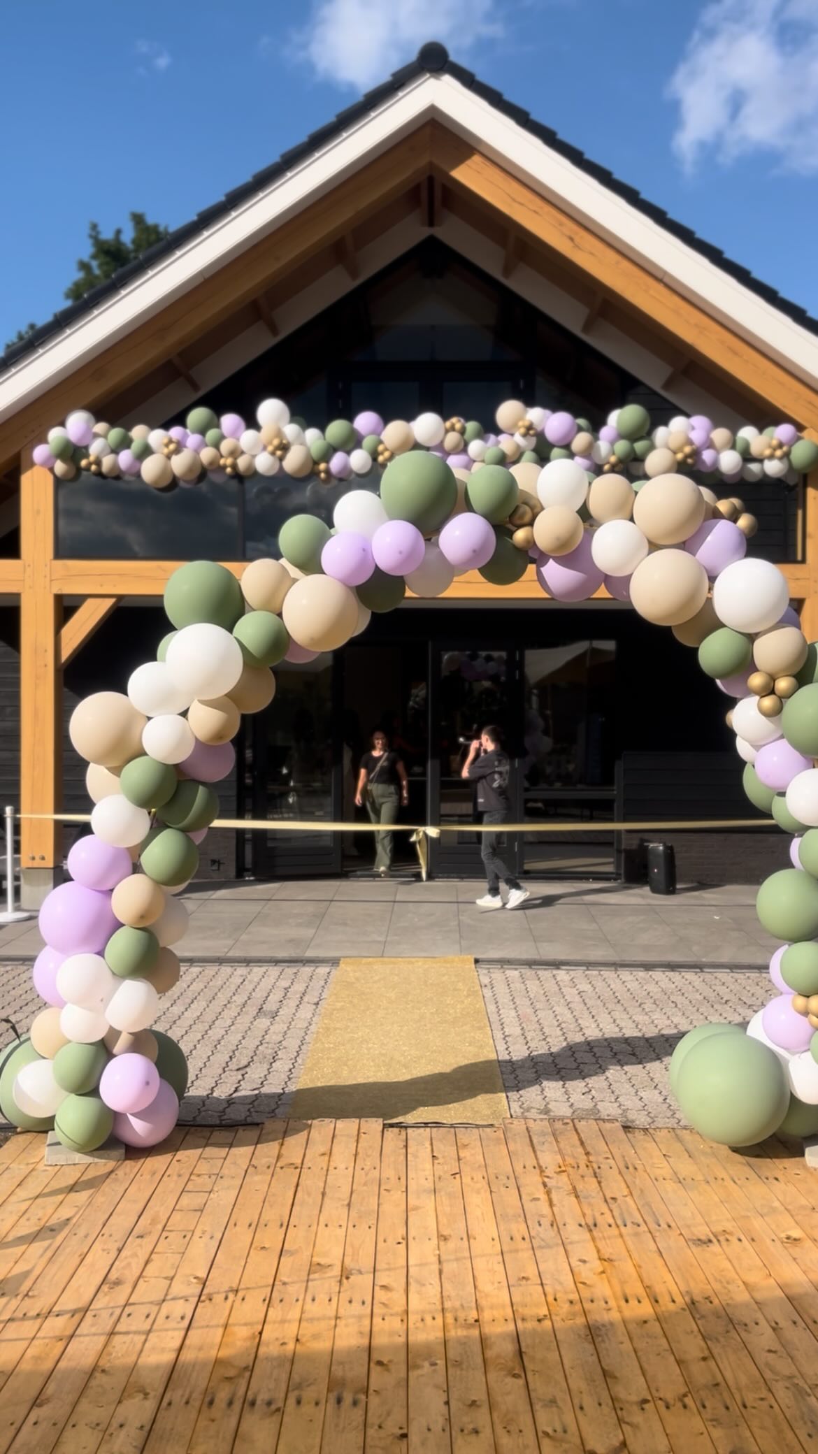 LEUSDEN - Afgelopen vrijdag was het dan eindelijk zo ver; de opening van ons nieuwe pand waarin de peutergroep Vosjes en de babygroep Musjes een mooi eigen plekje hebben gekregen! Dit hebben we feestelijk gevierd met foodtrucks, activiteiten en veel gezelligheid voor zowel de ouders als de kinderen! Wat hebben we genoten samen van deze mooie dag π€