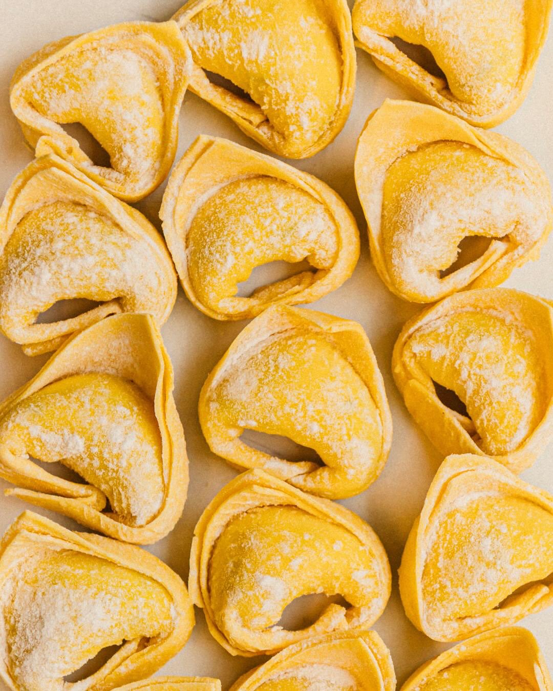 È arrivata la zucca, direttamente dalle campagne ferraresi. L’avete chiesta e siamo andati a prenderla con il mitico furgoncino di La Spiga Amica.
Quindi ora è il vostro momento, vi aspettiamo in negozio con i tortelloni di zucca, naturalmente gluten free.
Senza amaretto piacciono davvero a tutti, ma se siete tradizionalisti, potete aggiungerlo al condimento.
Perfetti per i vegetariani, si gustano con semplice burro fuso e salvia.
Per chi ama i sapori più decisi, li consigliamo anche con un ragù di salsiccia.