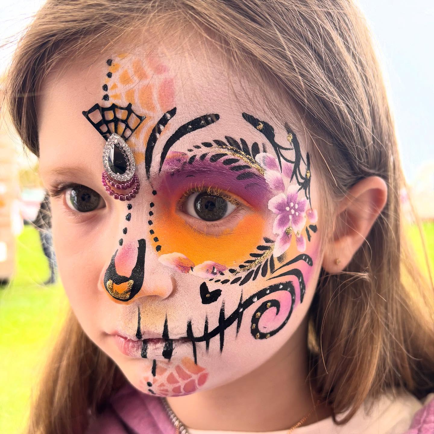 I felt very autumnal painting this spooky design at @ringwoodcarnival yesterday in the rain! Thanks to everyone who braved the weather and got their face painted 😍🌧️✨ (also how awesome are these new gems!) #facepaint #facepainting #dayofthedeadmakeup #halloween #ringwood #facepaintersofinstagram #facepaintingkids