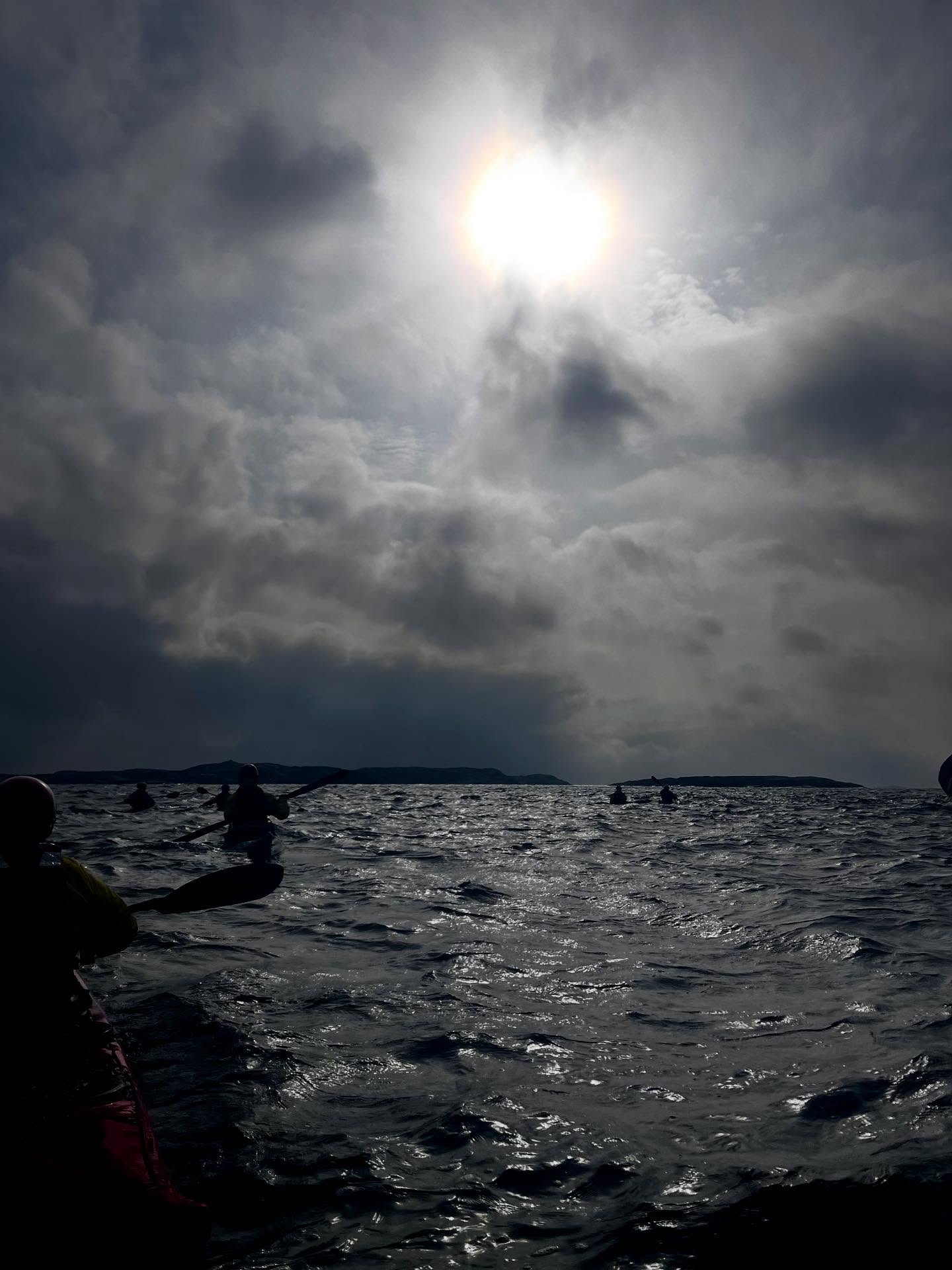 Dag 1 på Rött Paddelpass - etablera paddeltekniska och säkerhetstekniska färdigheter.
#kajak #svenskakanotförbundet #utbildning #paddelpassetröd #nautoppkajakcentergrebbestad #valleykayaks
@nautoppkajakcentergrebbestad @valleyseakayaks