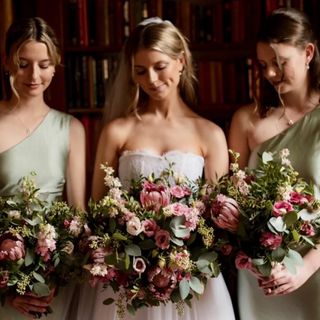 Beautiful Renae and her bridesmaids. Renae came all the way from Australia to get married @carberry.tower . The gorgeous proteas were a wee reminder of home 😎💕 #pinkproteas #scottishsummerwedding
#weddingfloristedinburgh #weddingflowersedinburgh #bridalbouquetedinburgh #thestockbridgeflowercompany #carberrytower