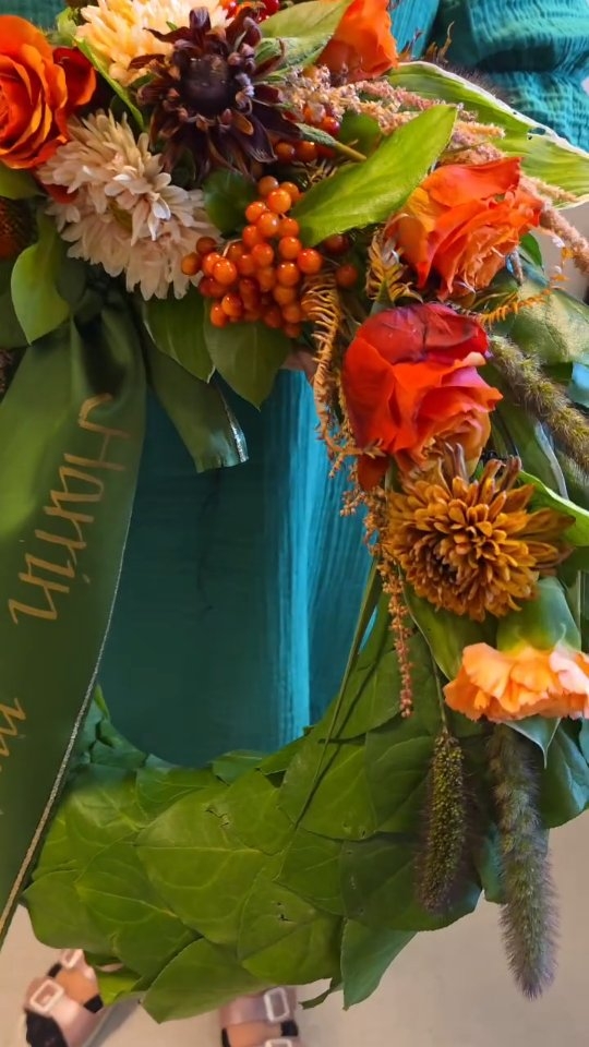 #ahlmanfloristi sitoi seppeleitä ja tilakoristeita elokuussa
#luonnonmateriaali #hävikinhyödyntäminen #seppele #learningbydoing #ahlmanviherjakukka #flowerlover #kukkasidonta #studentdesign
@ahlmanedu @ahlmanviherjakukka @kukkatoimitustampere