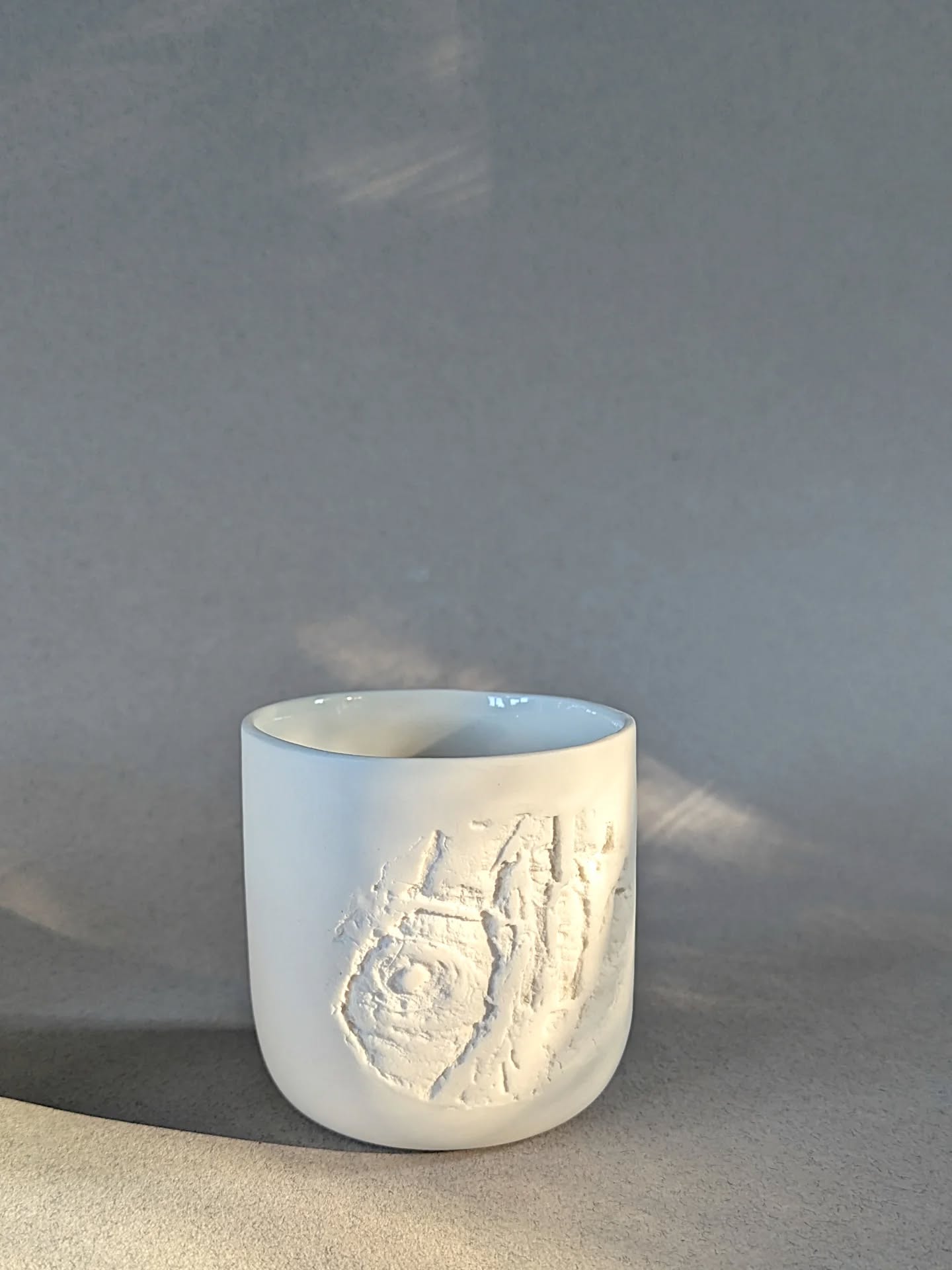 Tasse ÉCORCE
Empreinte de prunier
Soleil matinal
#tasseartisanale #porcelainesensible #empreinte #écorce #tasse #artdelatable #pieceunique